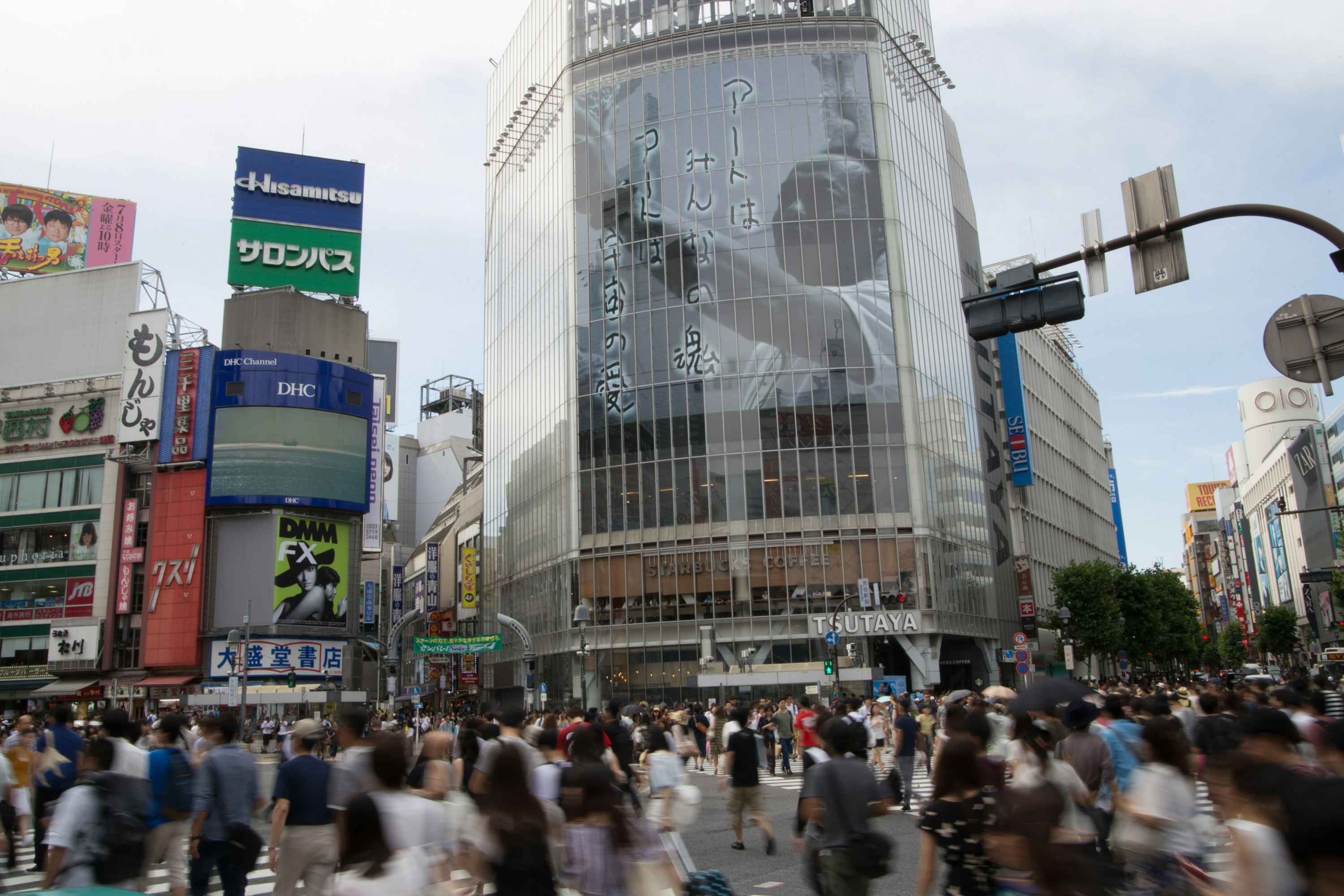 人混みのある大型商業施設の前の街並み