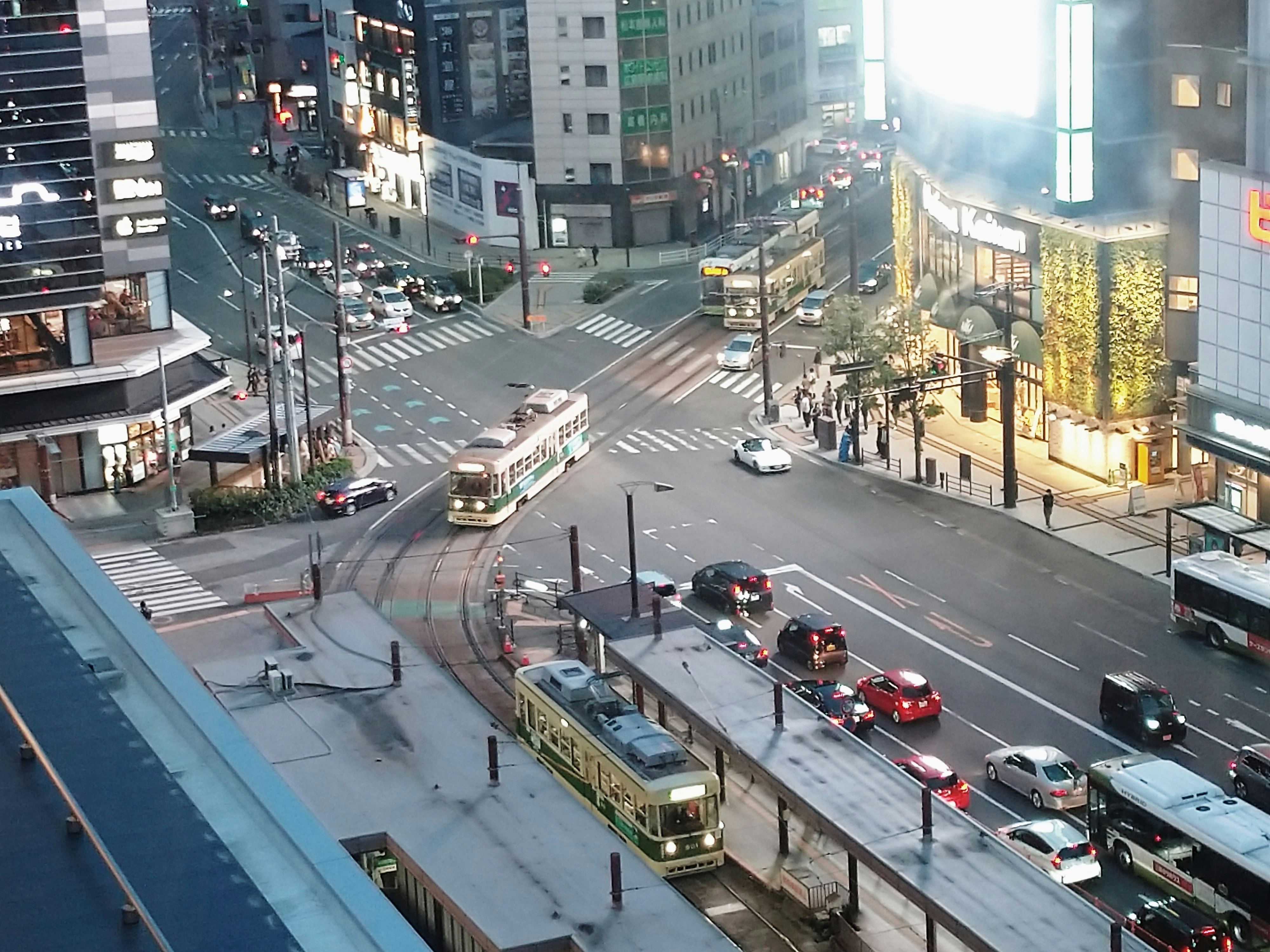 広島の路面電車が走る都心の交差点の街並み