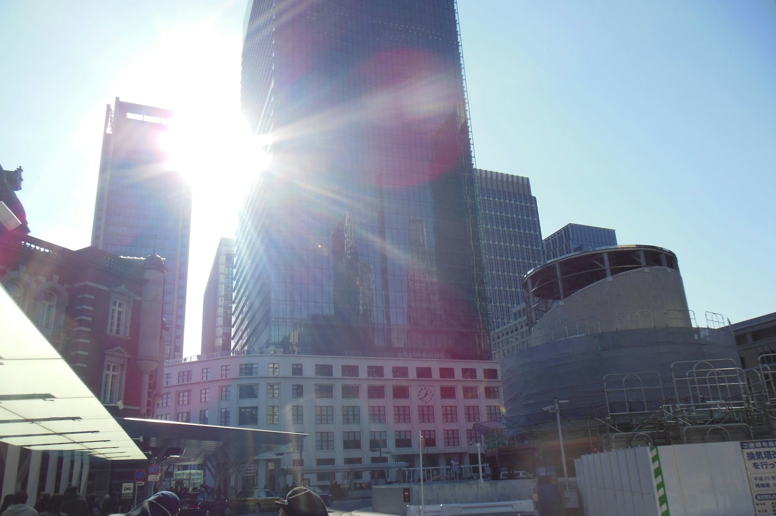 Paesaggio urbano con sole brillante dietro grattacieli