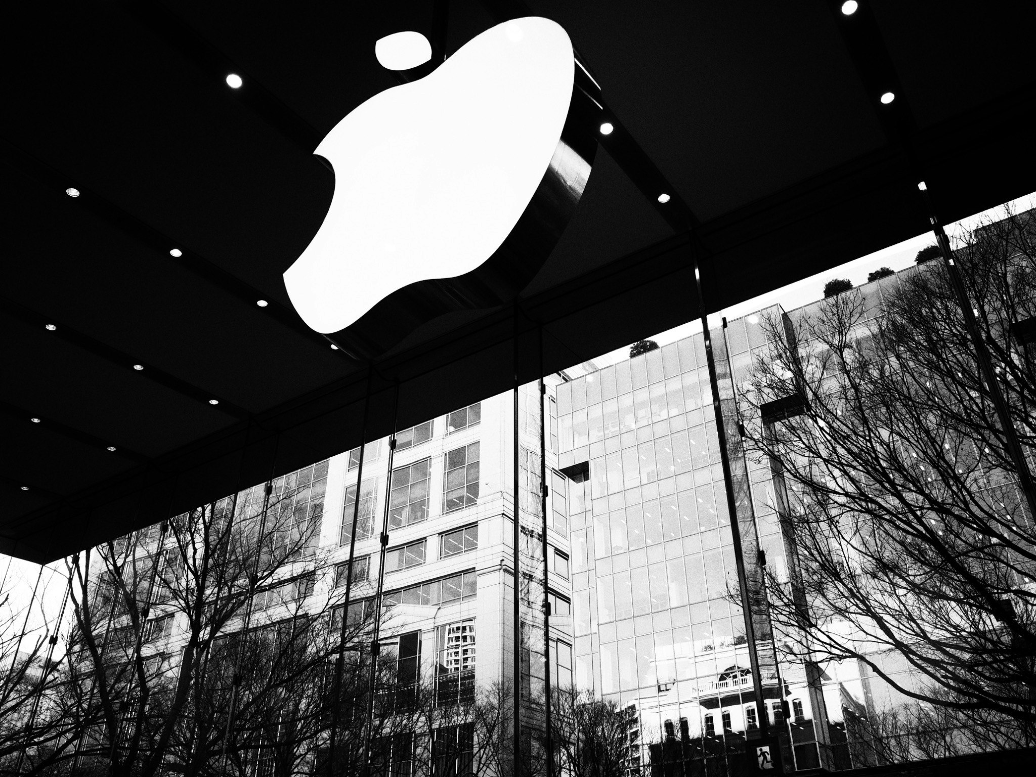 アップルのロゴが目立つモノクロの建物の外観