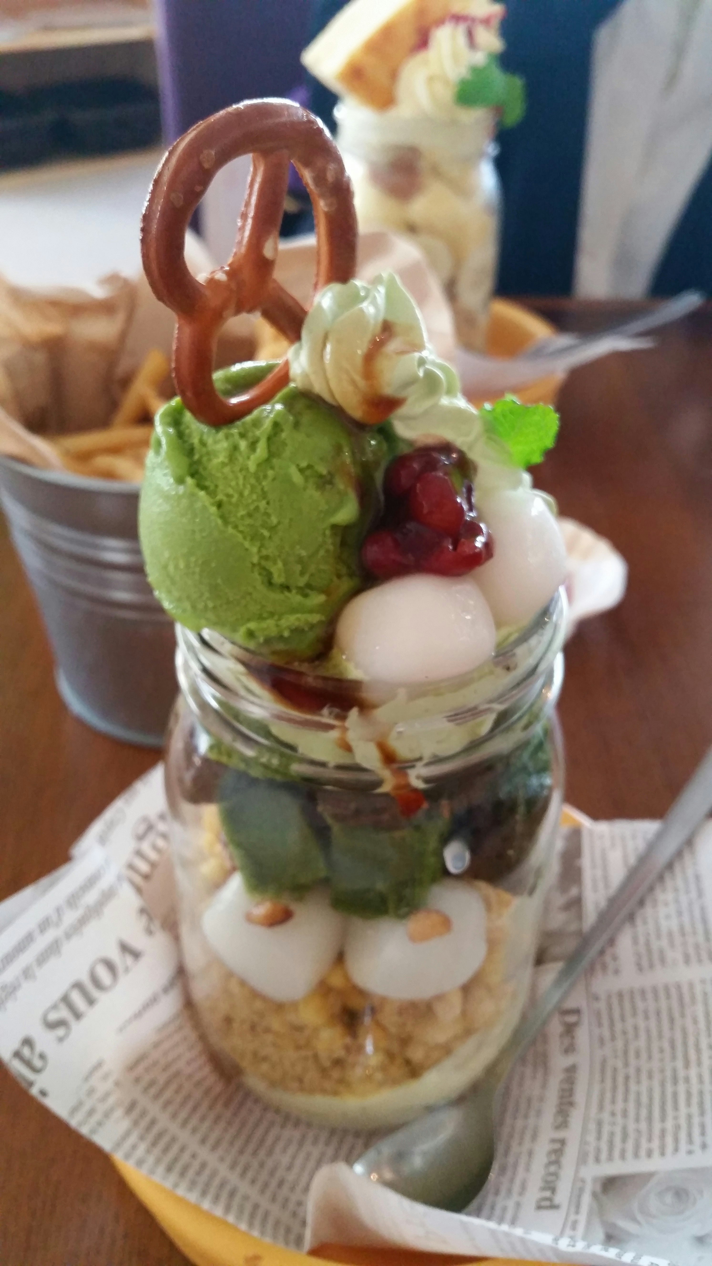 ガラス瓶の抹茶パフェとフルーツ