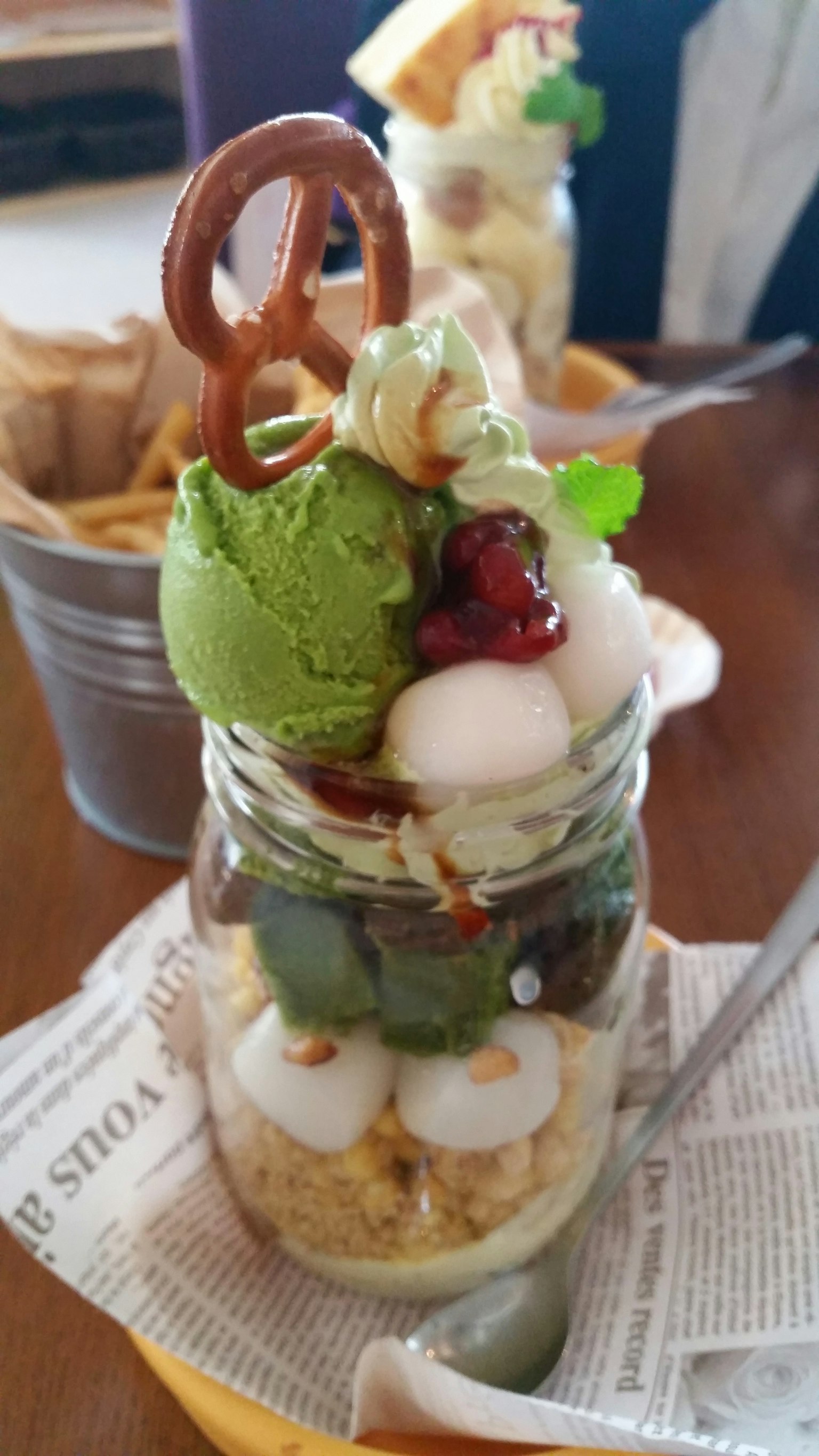 裝滿綠茶冰淇淋和各種配料的甜點罐