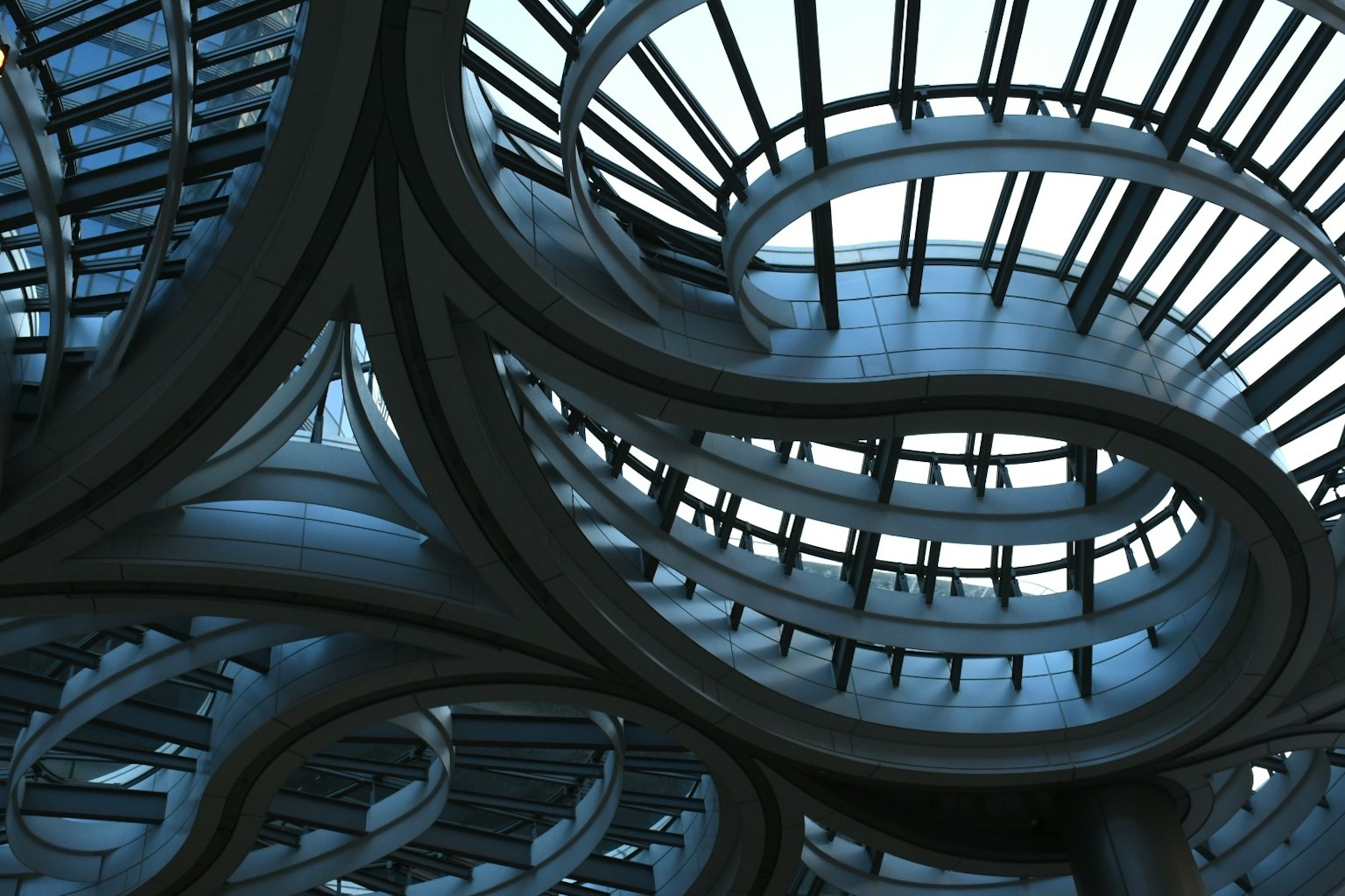 Innensicht mit komplexen Kurven und architektonischer Struktur