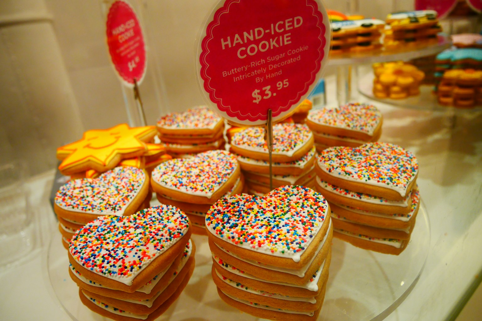 Biscuits en forme de cœur glacés à la main et décorés de paillettes colorées