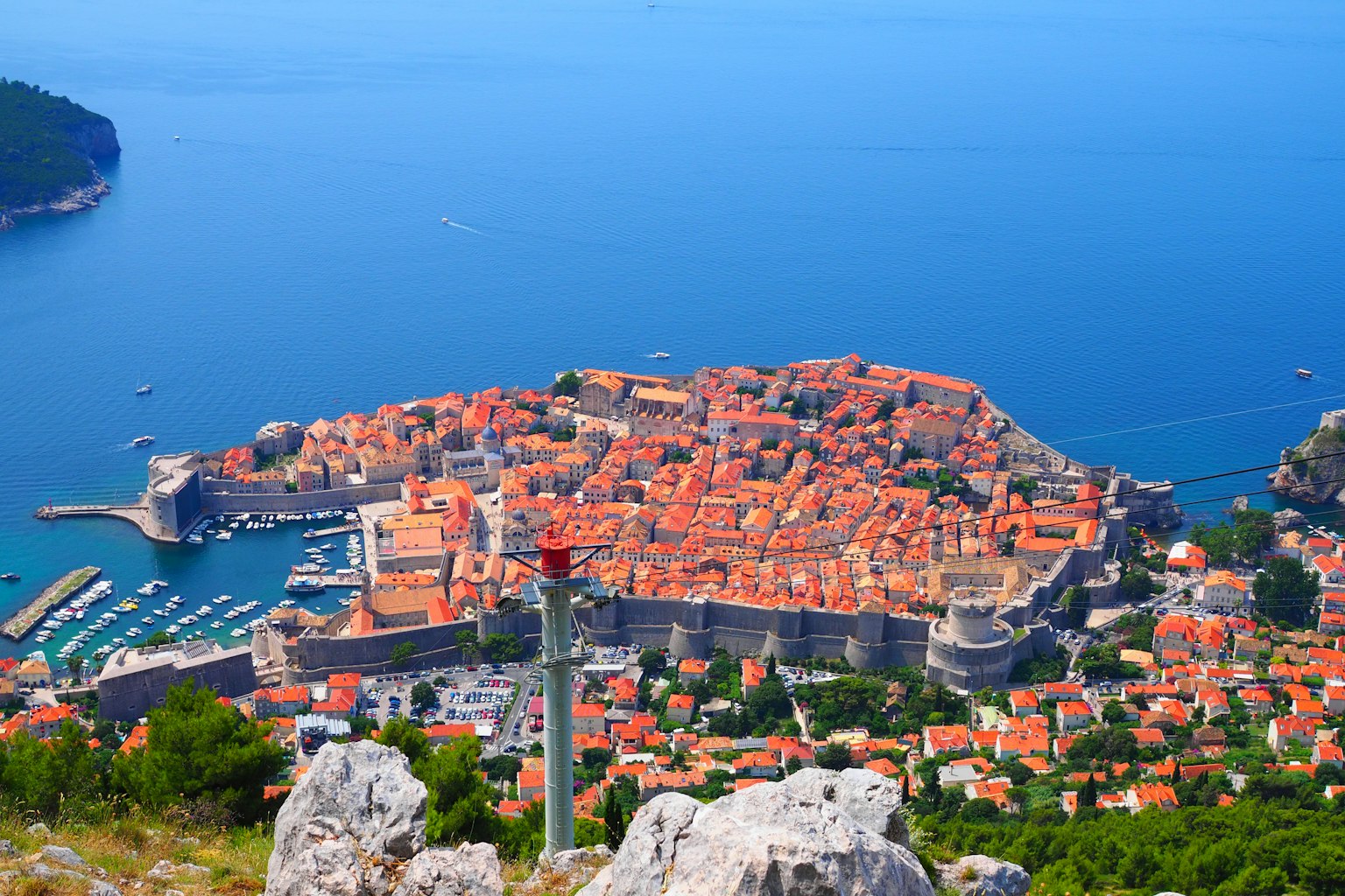 Vista aérea de Dubrovnik mostrando la arquitectura histórica y los techos naranjas junto al mar
