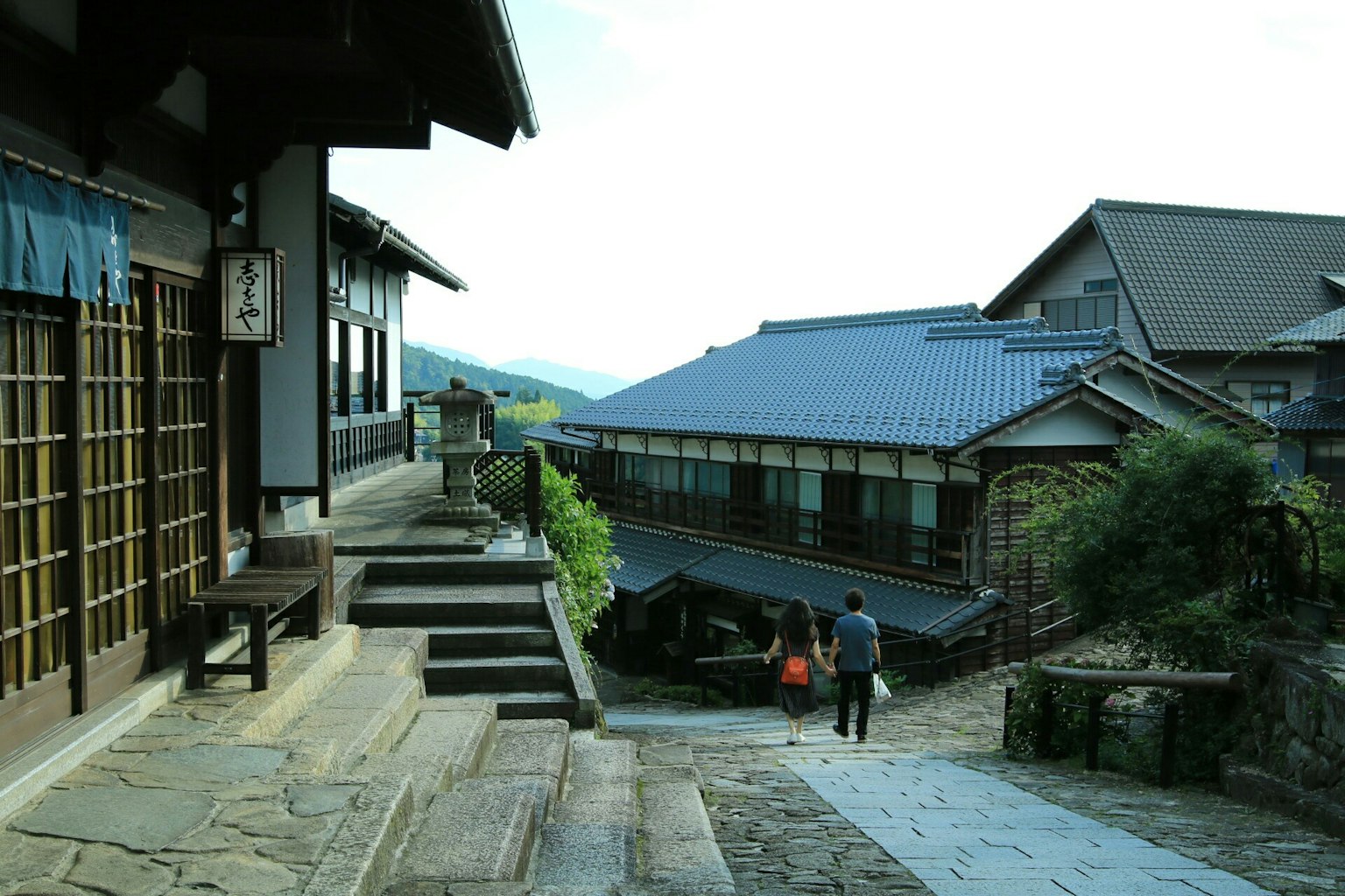 Pemandangan jalan tradisional Jepang dengan jalan batu dan bangunan kayu
