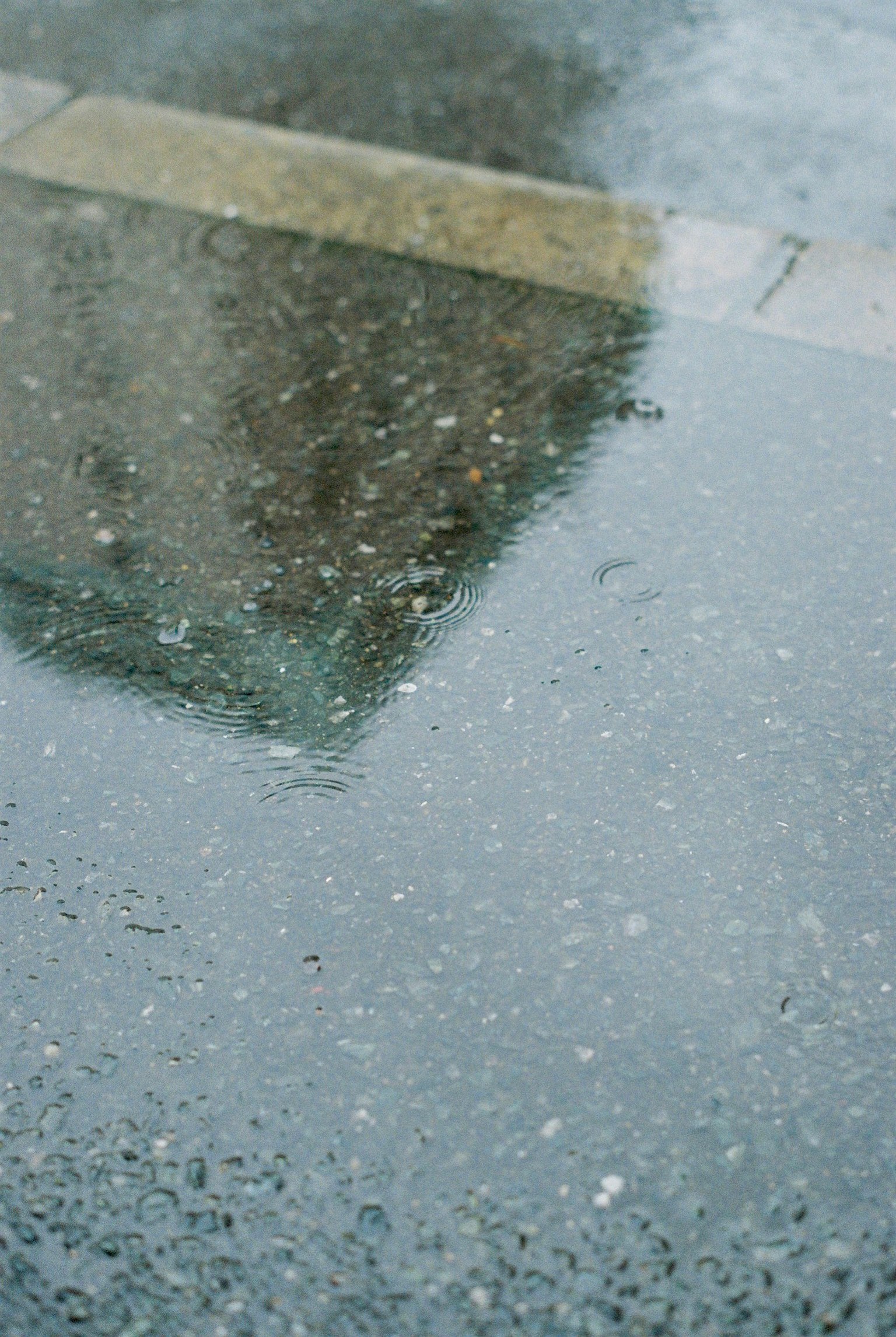 雨水積聚中建築物的倒影與濕滑的路面
