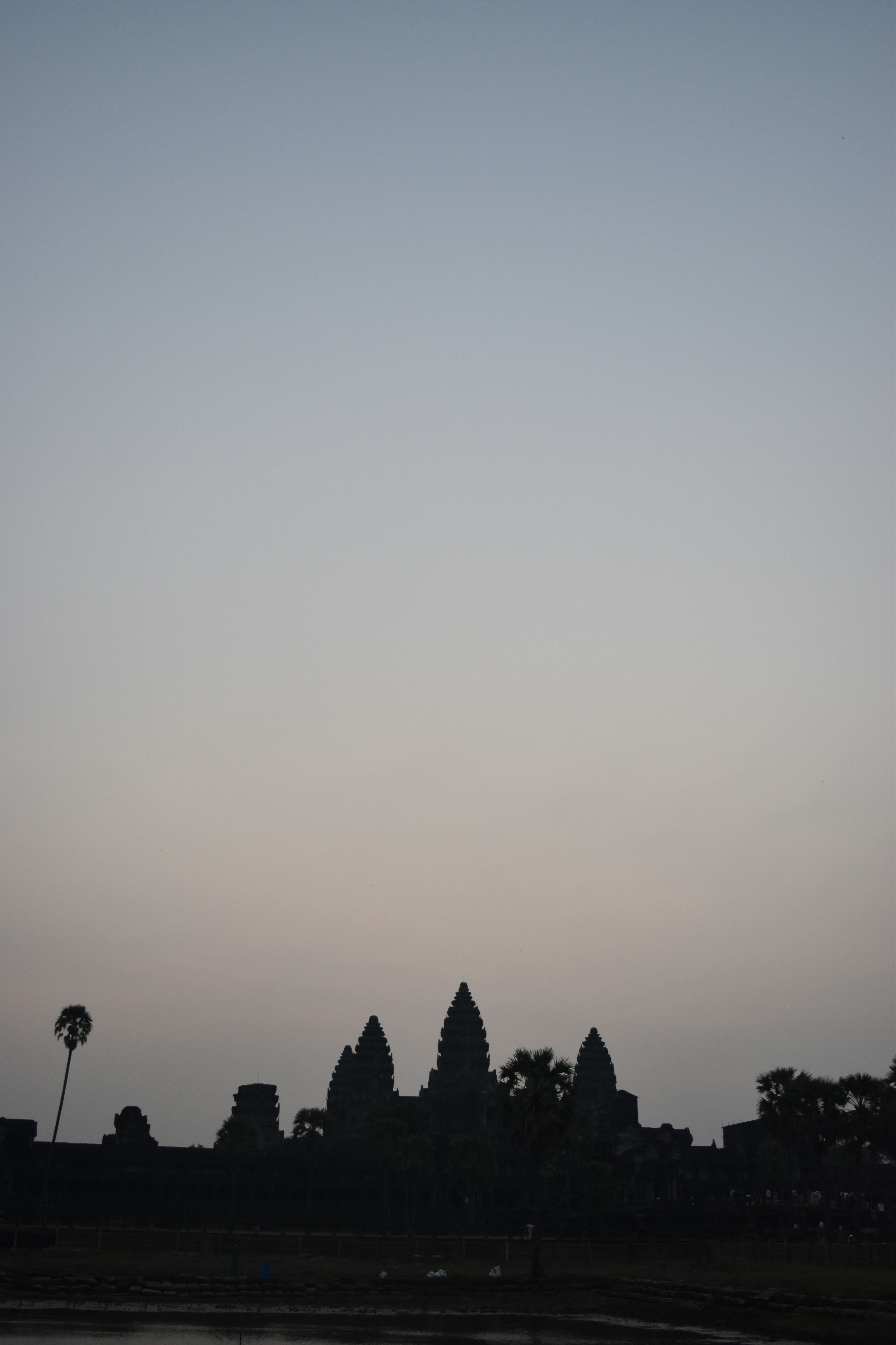silhouette de temples et flèches au crépuscule