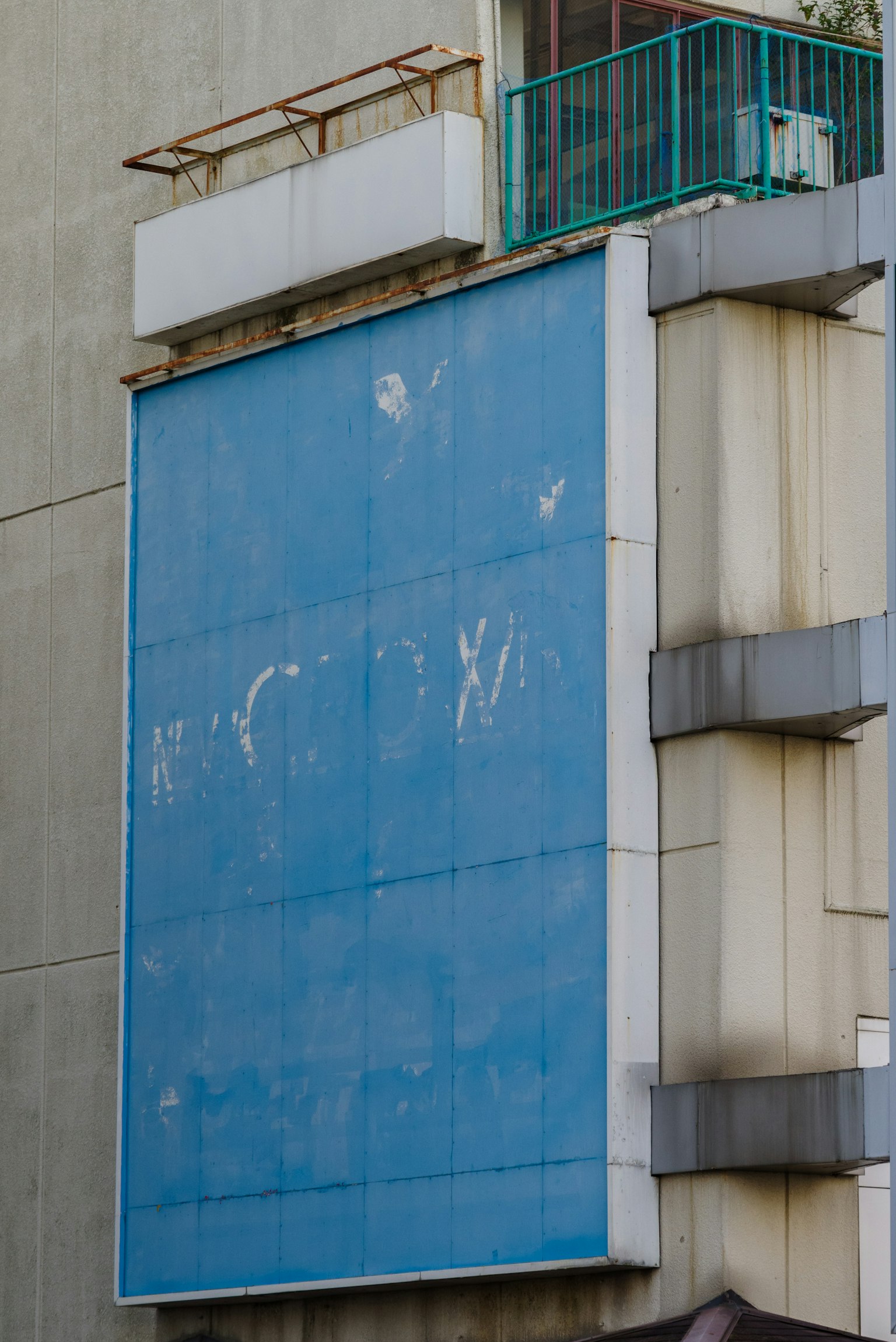 Blaues Plakat an der Seite eines Gebäudes