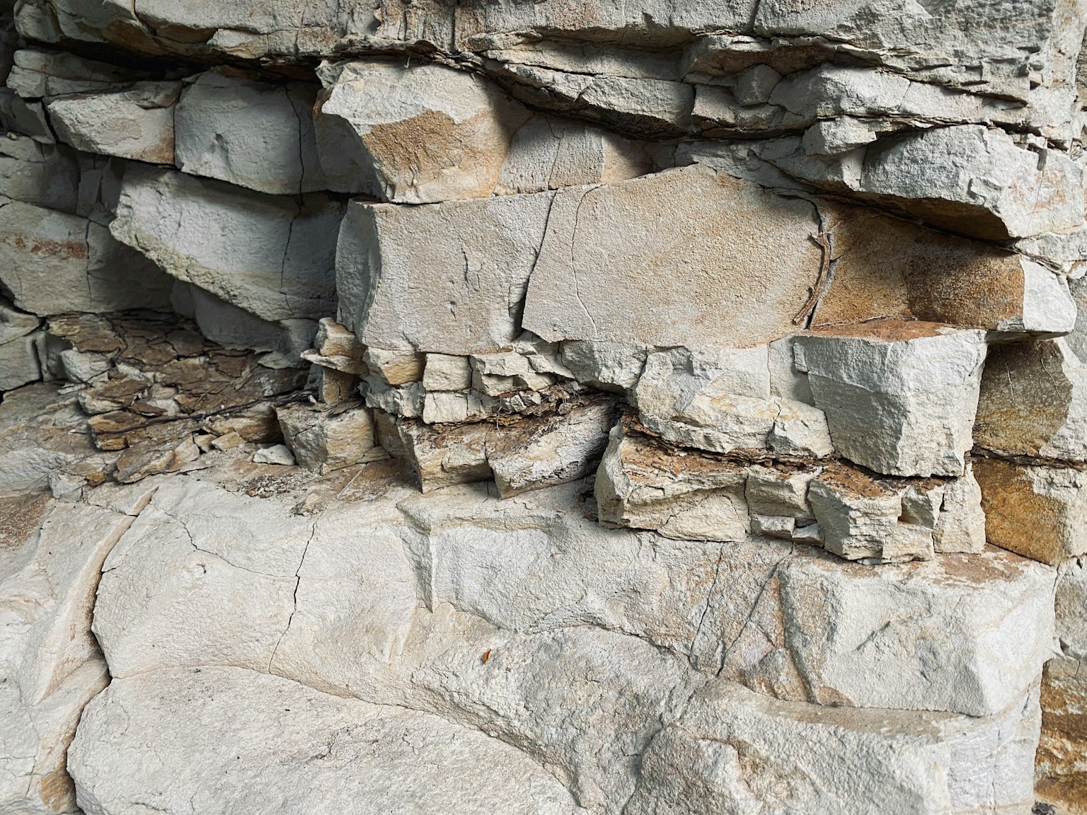 Estructura geológica expuesta de la superficie rocosa