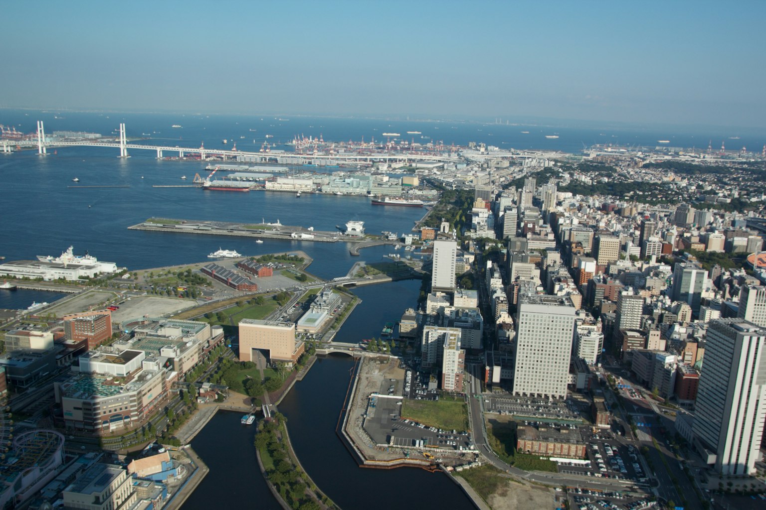 横滨城市景观的航拍图，展示建筑和海岸线