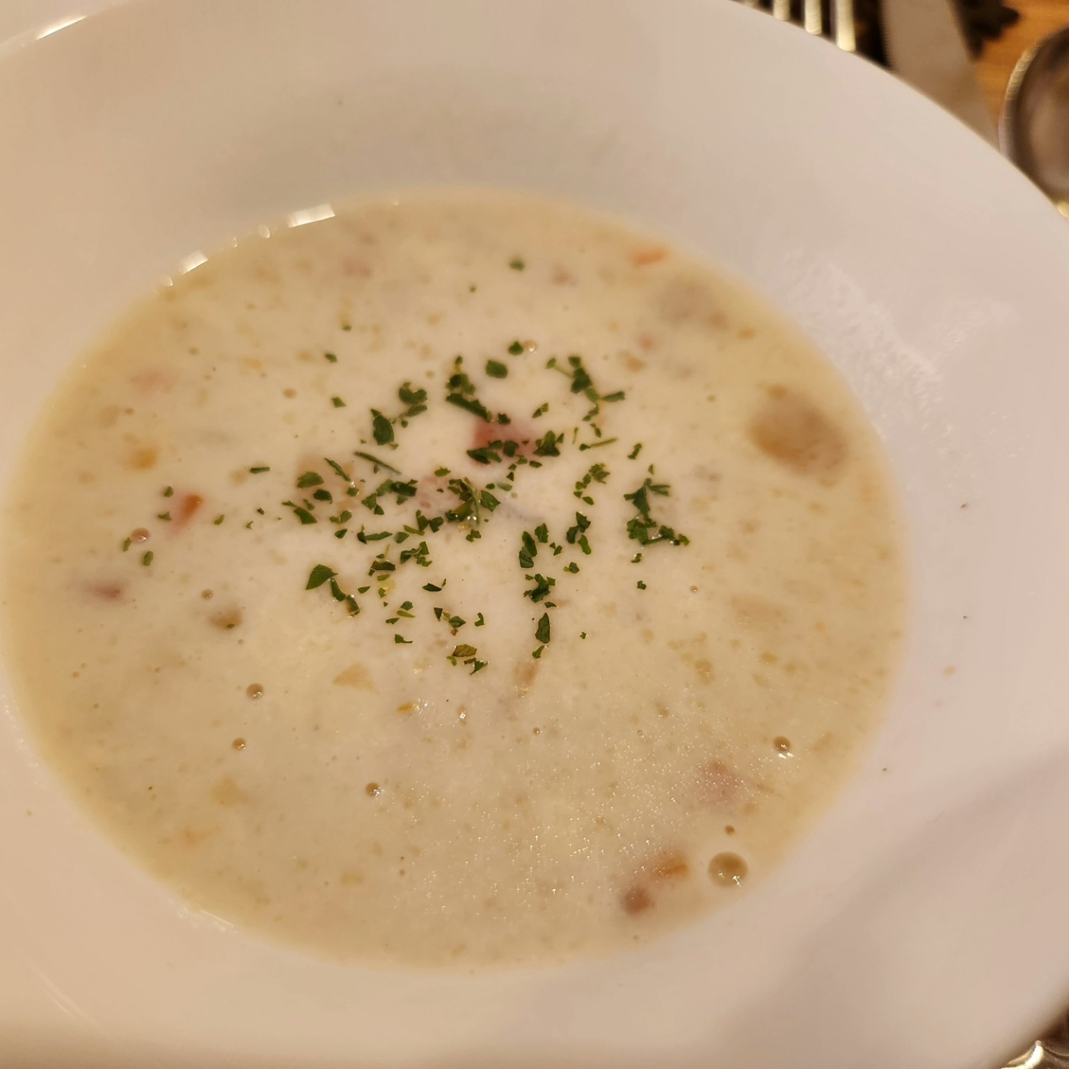 Cremige Suppe mit Petersilie garniert