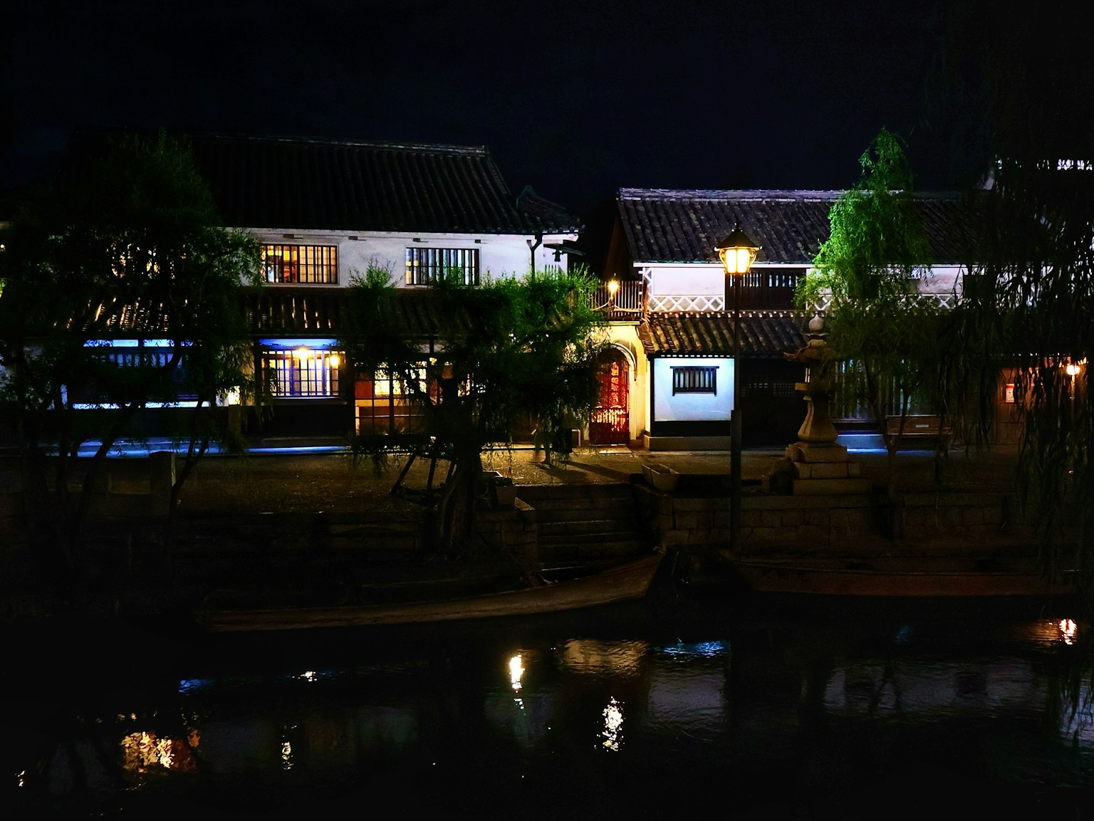 Traditionelle Häuser am Wasser bei Nacht