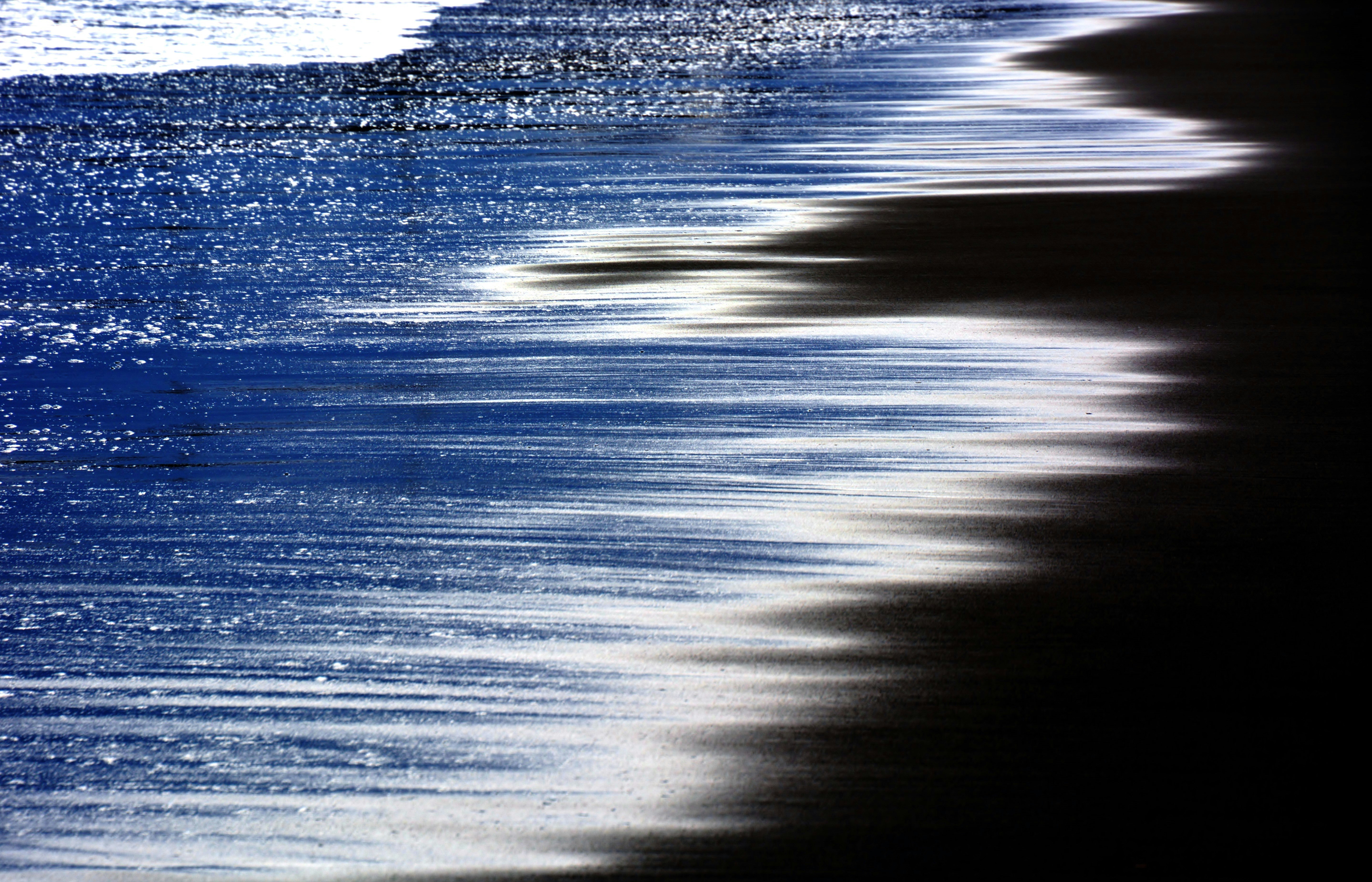 海岸水面涟漪上的光带流动