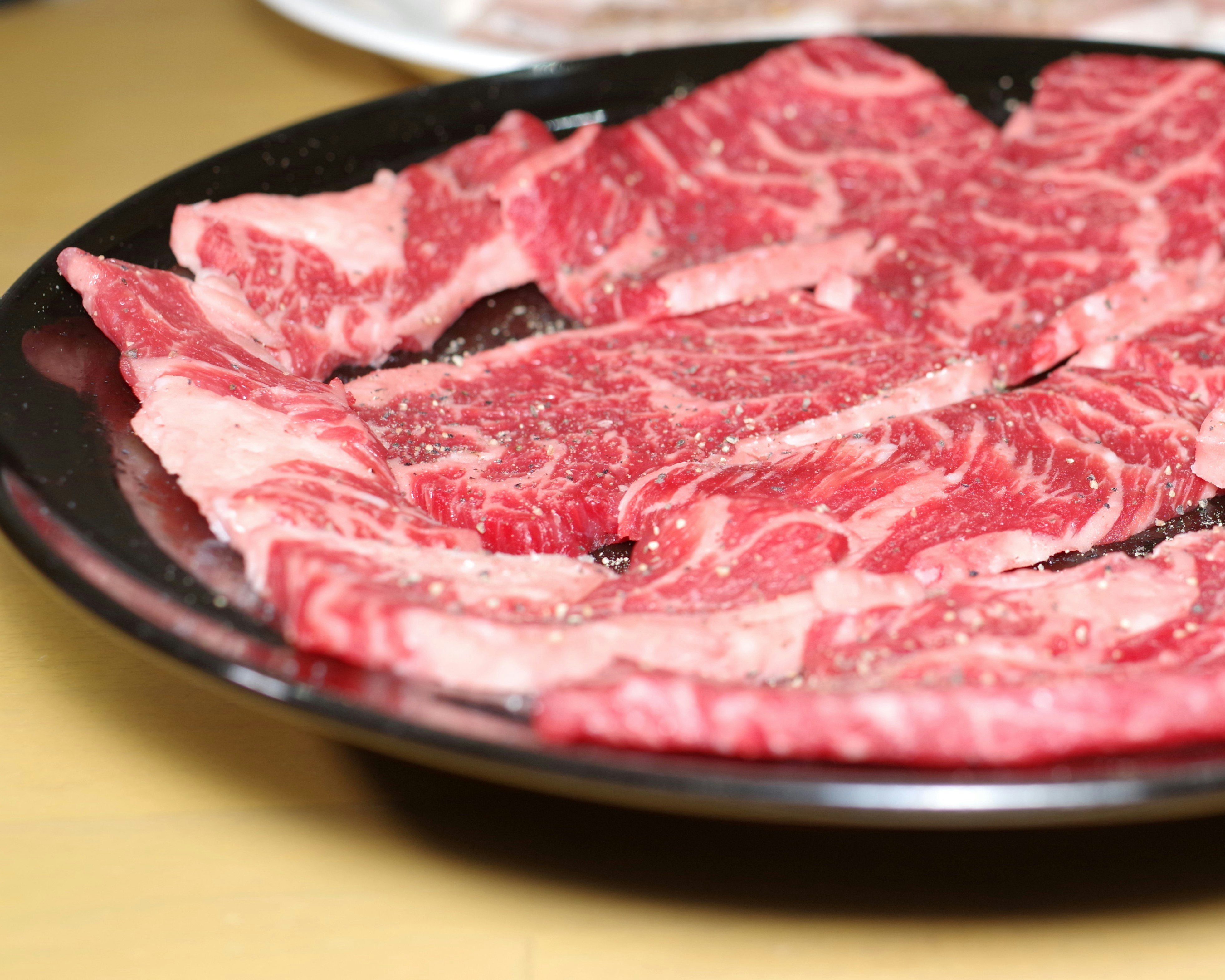 黑色盤子裡的大理石紋肉片
