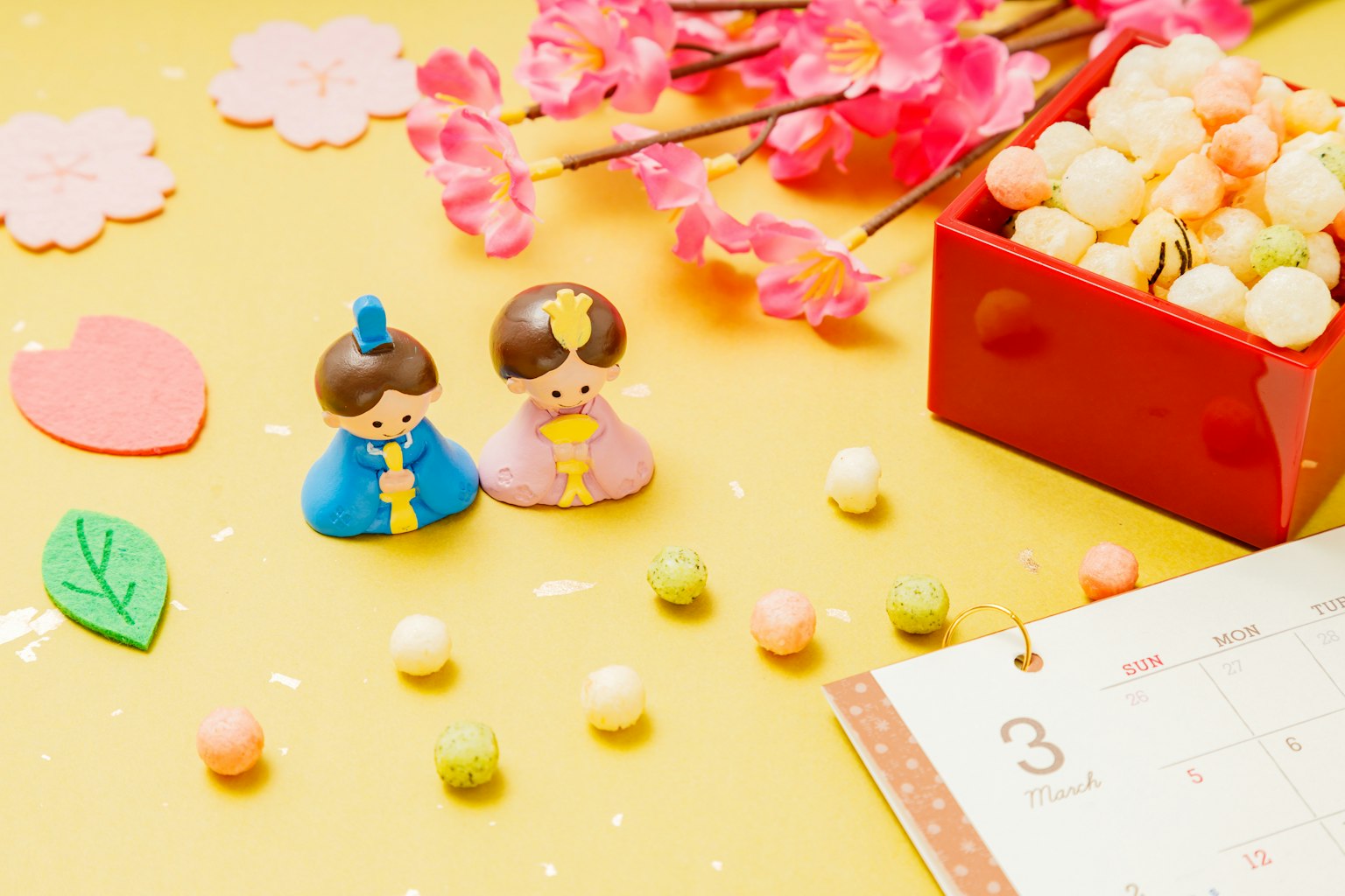 Đồ trang trí cho Hinamatsuri với kẹo nhiều màu trên bàn