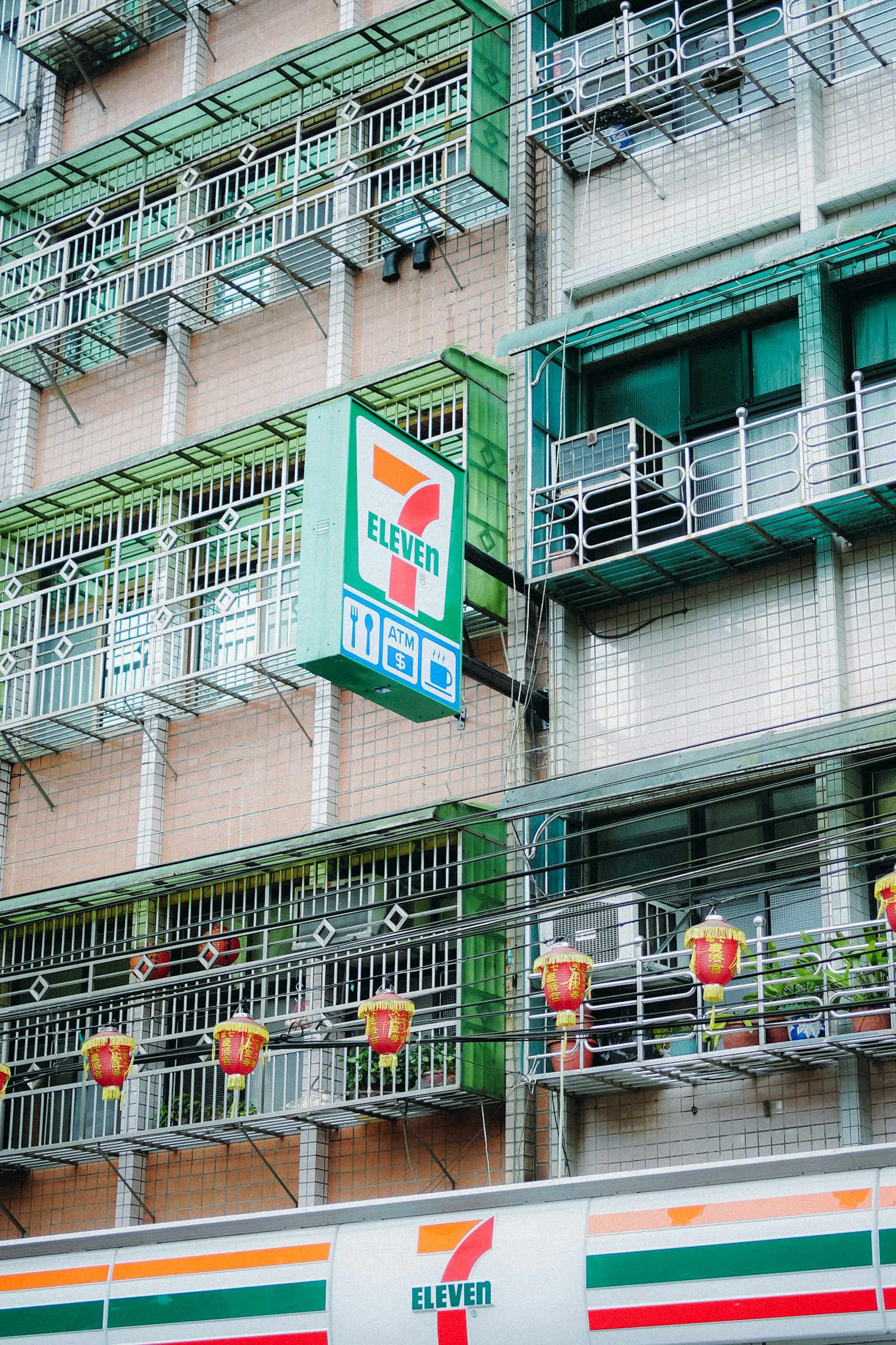 7-Eleven商店，色彩斑斓的阳台和绿色外墙