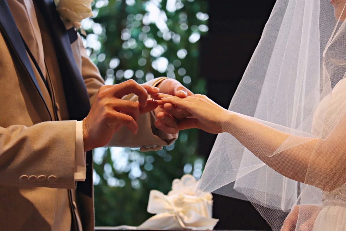 手を重ねる新郎新婦の婚約・誓いの瞬間