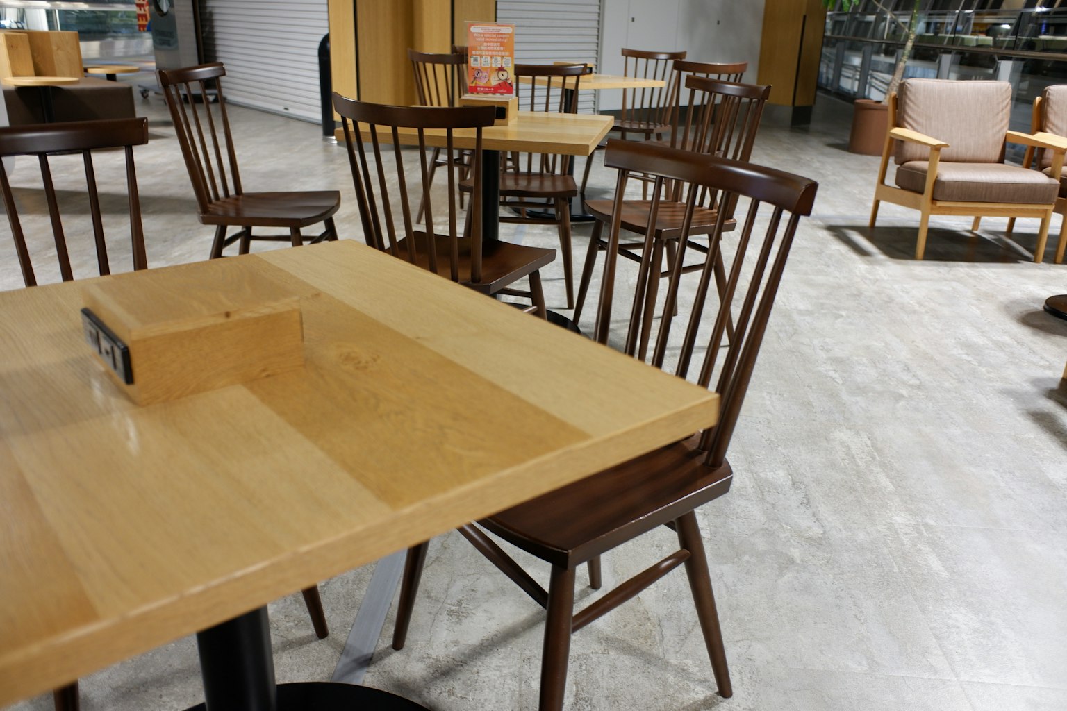 Innenraum eines Cafés mit Holztischen und Stühlen