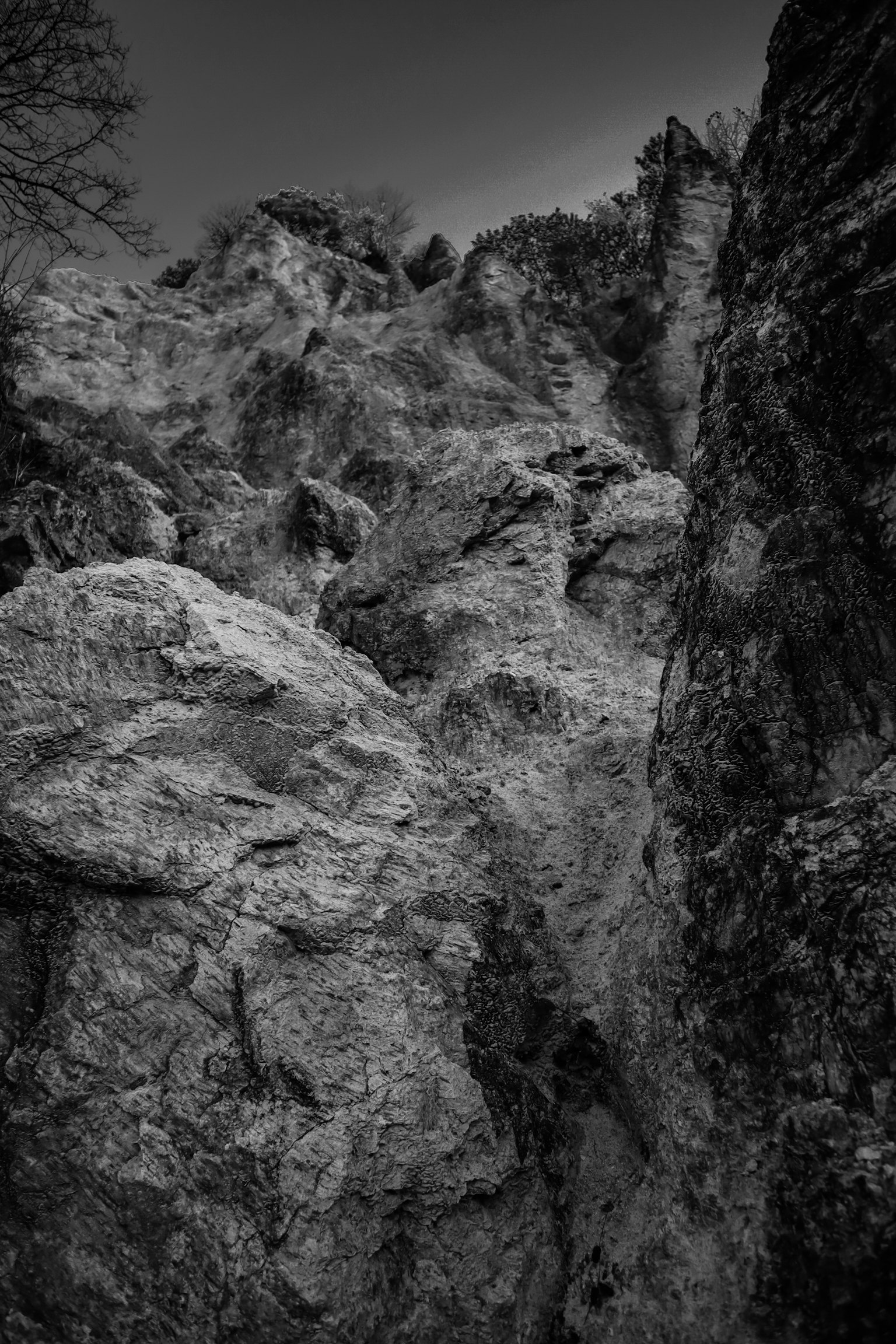 Image en noir et blanc de falaises rocheuses et de terrain escarpé