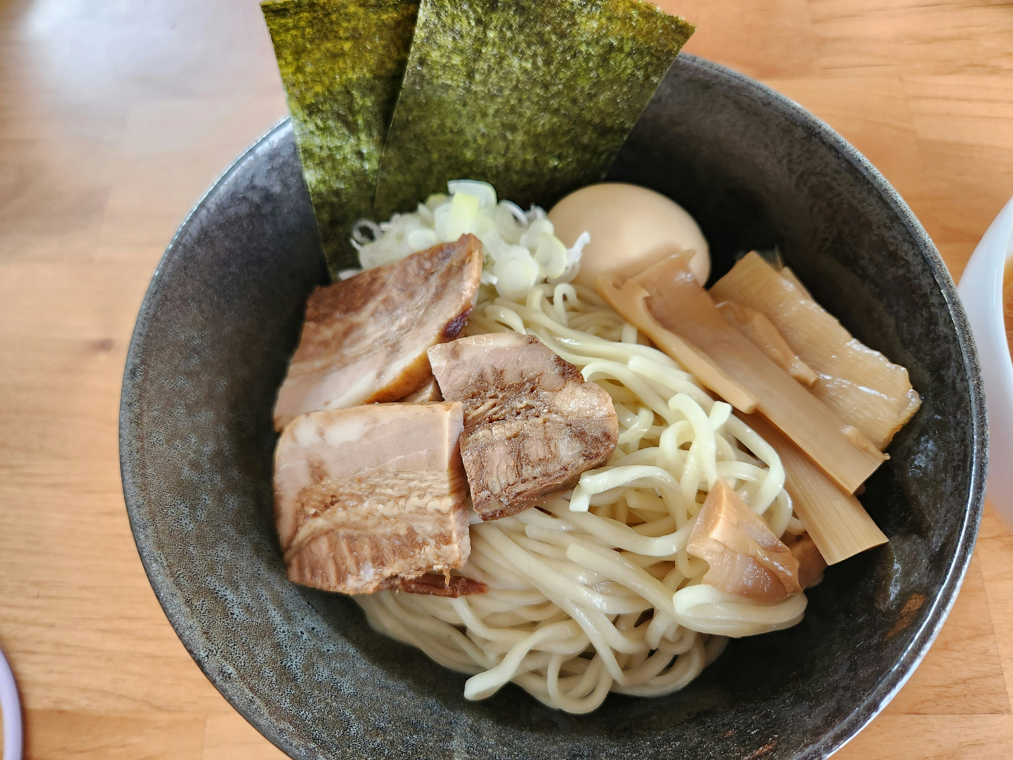 ciotola di noodles con maiale e germogli di bambù