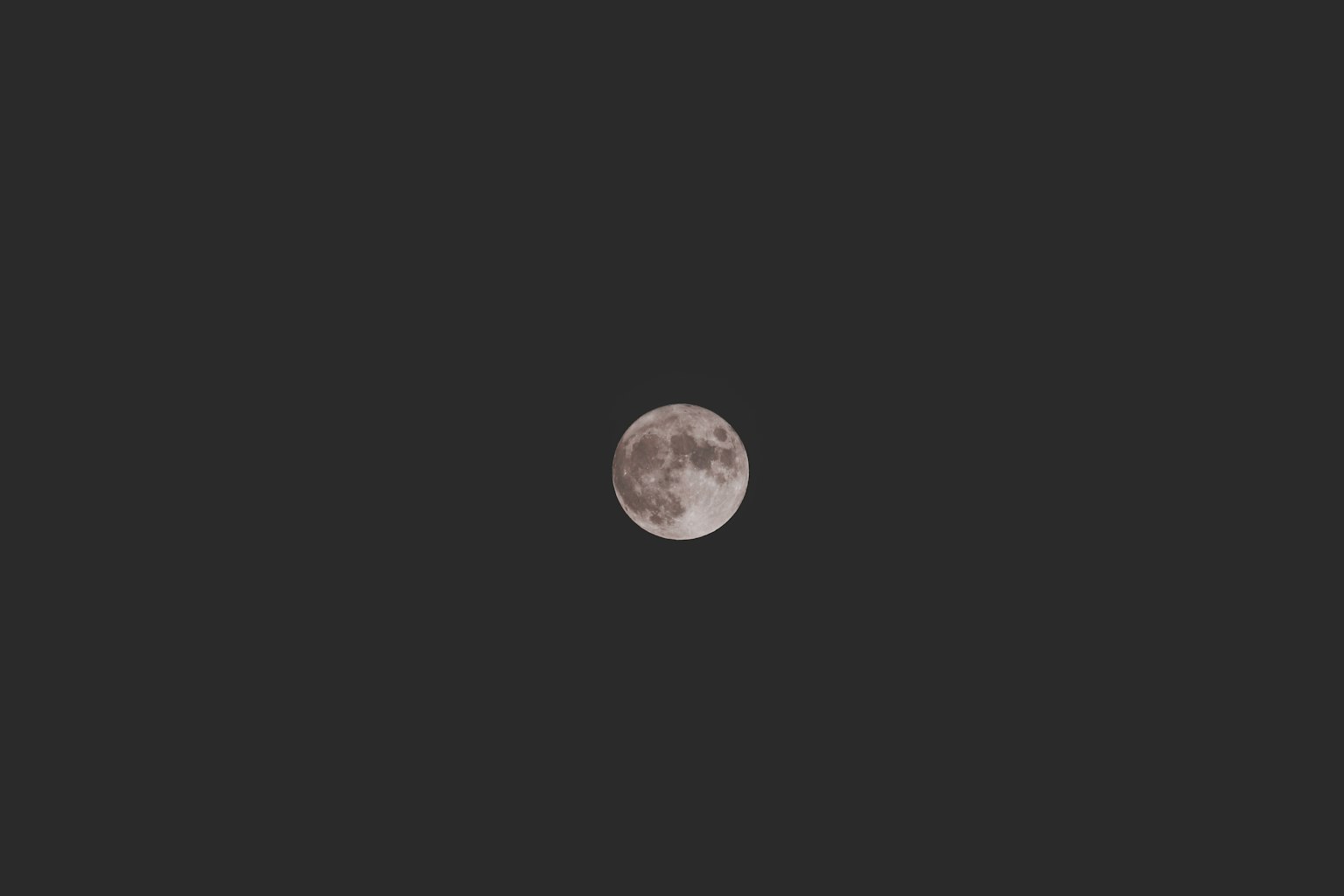 夜空中美丽的满月图像