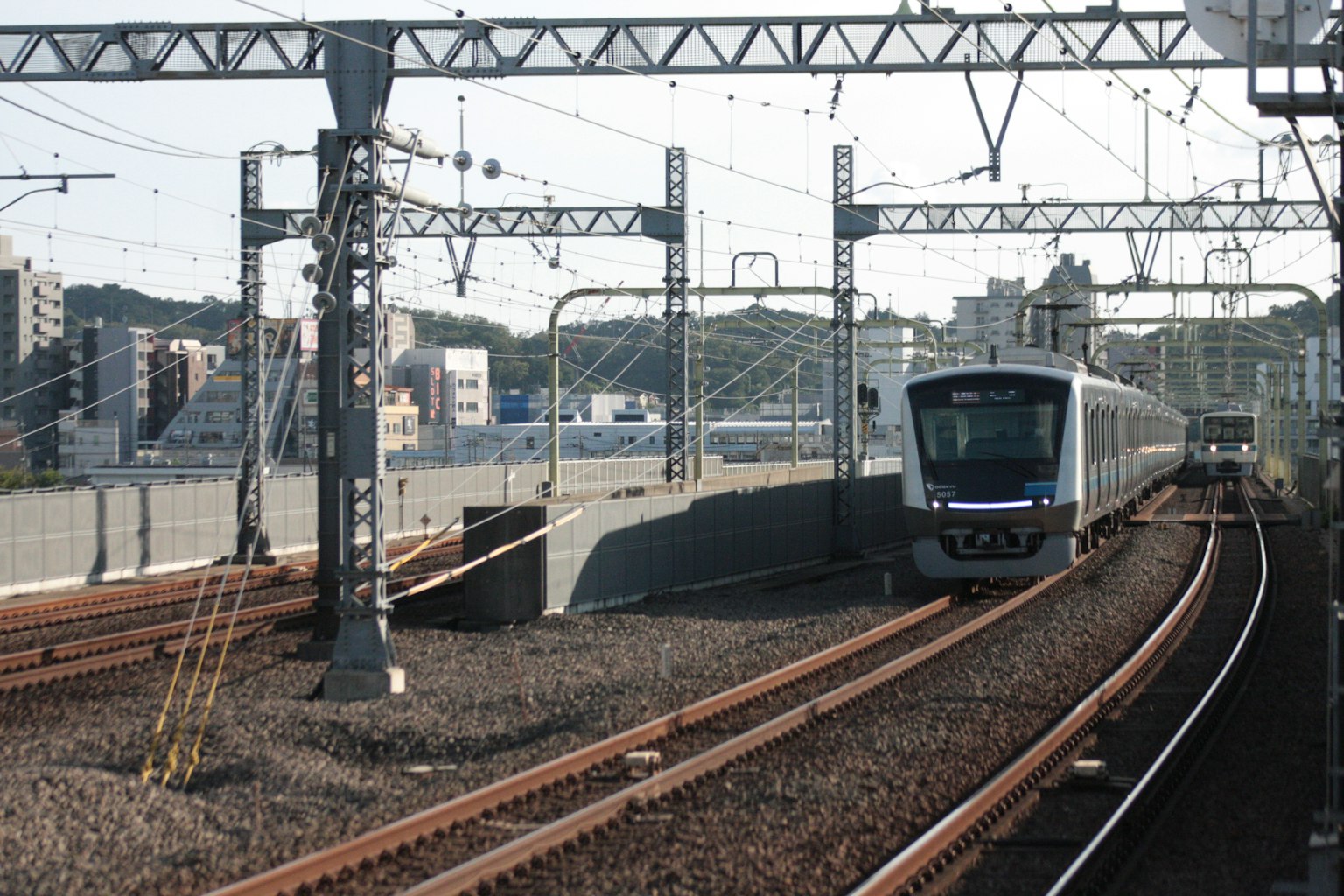 Tren Shinkansen en vías curvas con fondo urbano