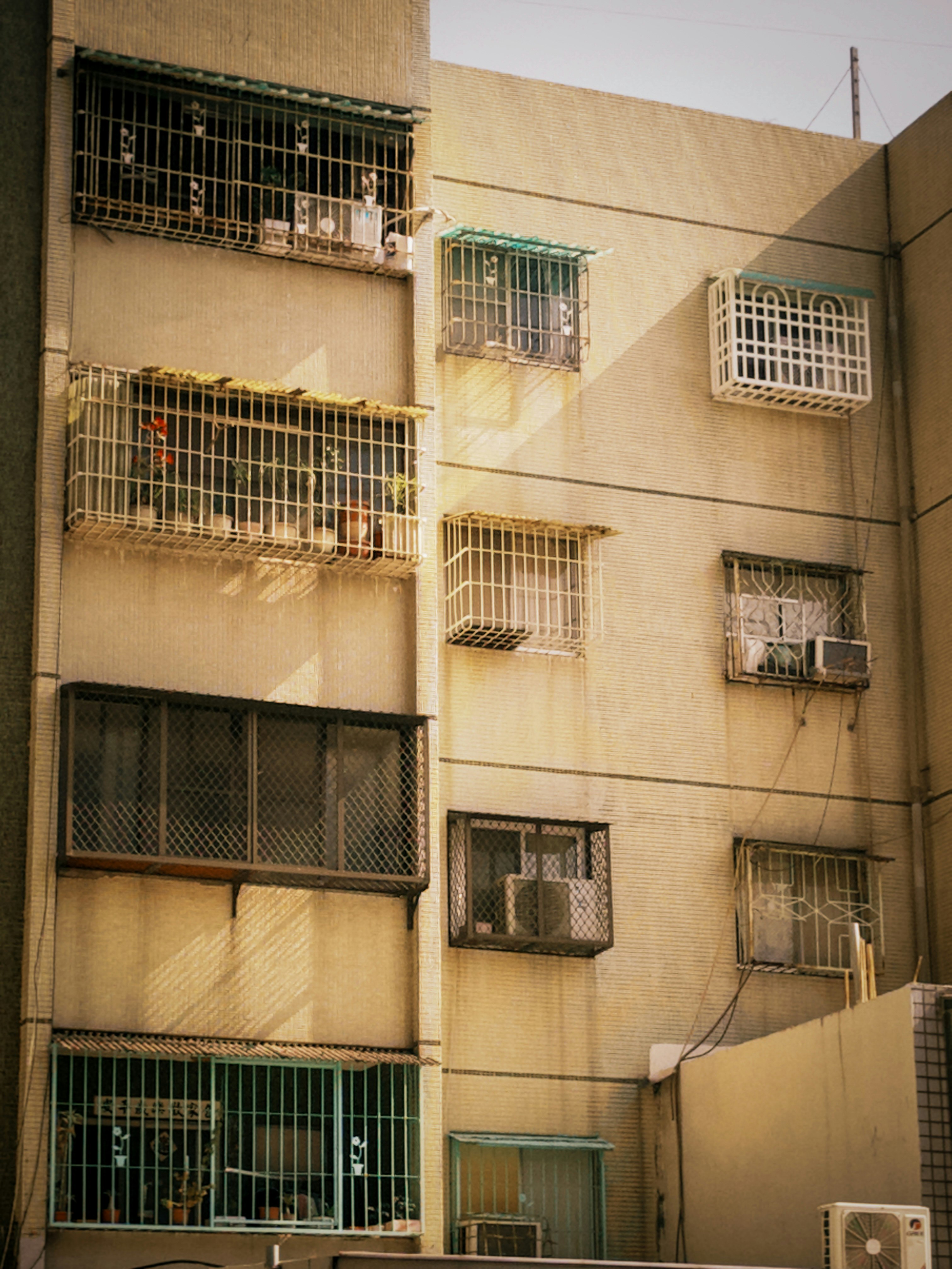 中庭に面した格子窓のある集合住宅の外観