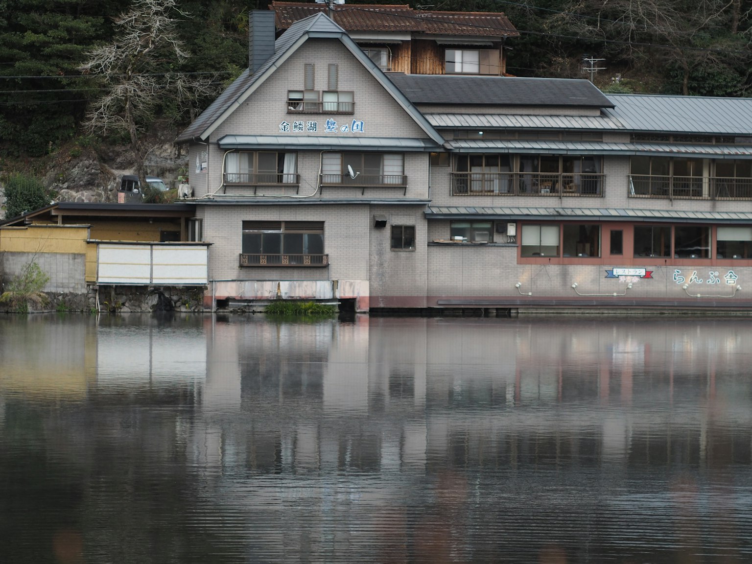 Reflejo de un edificio antiguo junto a un lago tranquilo