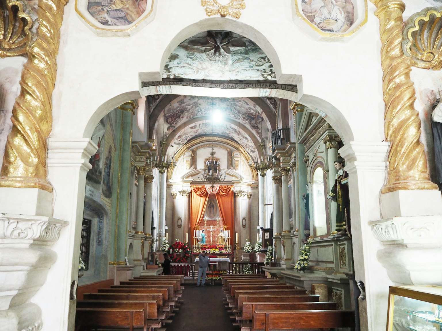 Interior de una hermosa iglesia con arcos ornamentados y columnas decorativas
