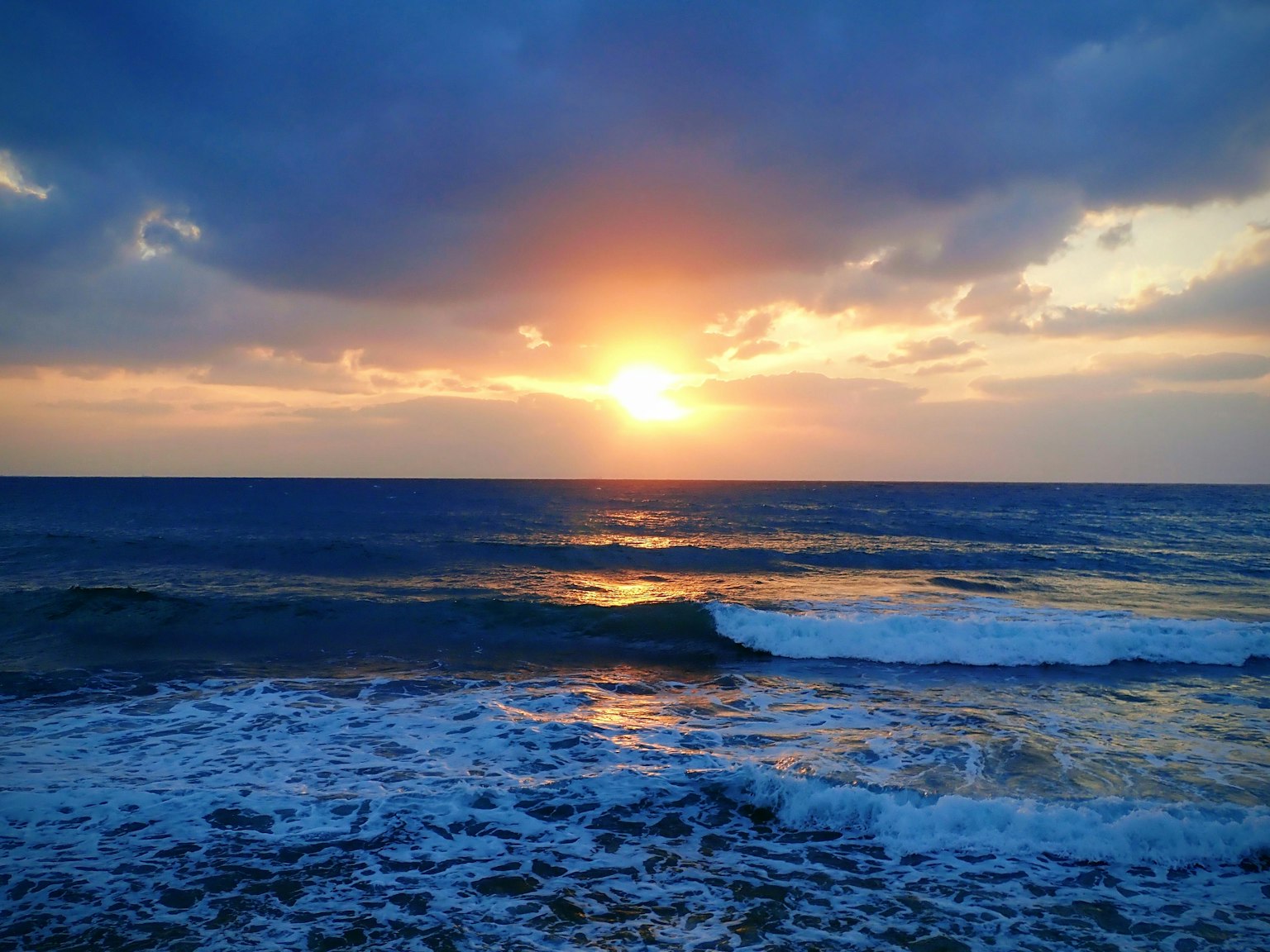 美丽的海上日落景观