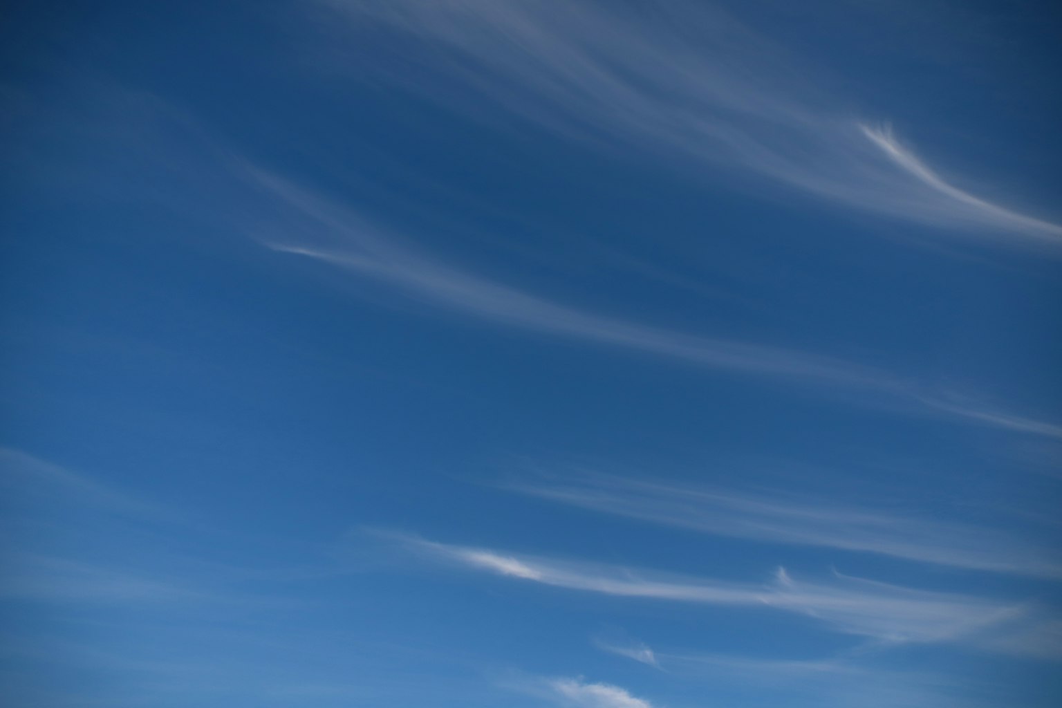 Fließende weiße Wolken gegen einen blauen Himmel