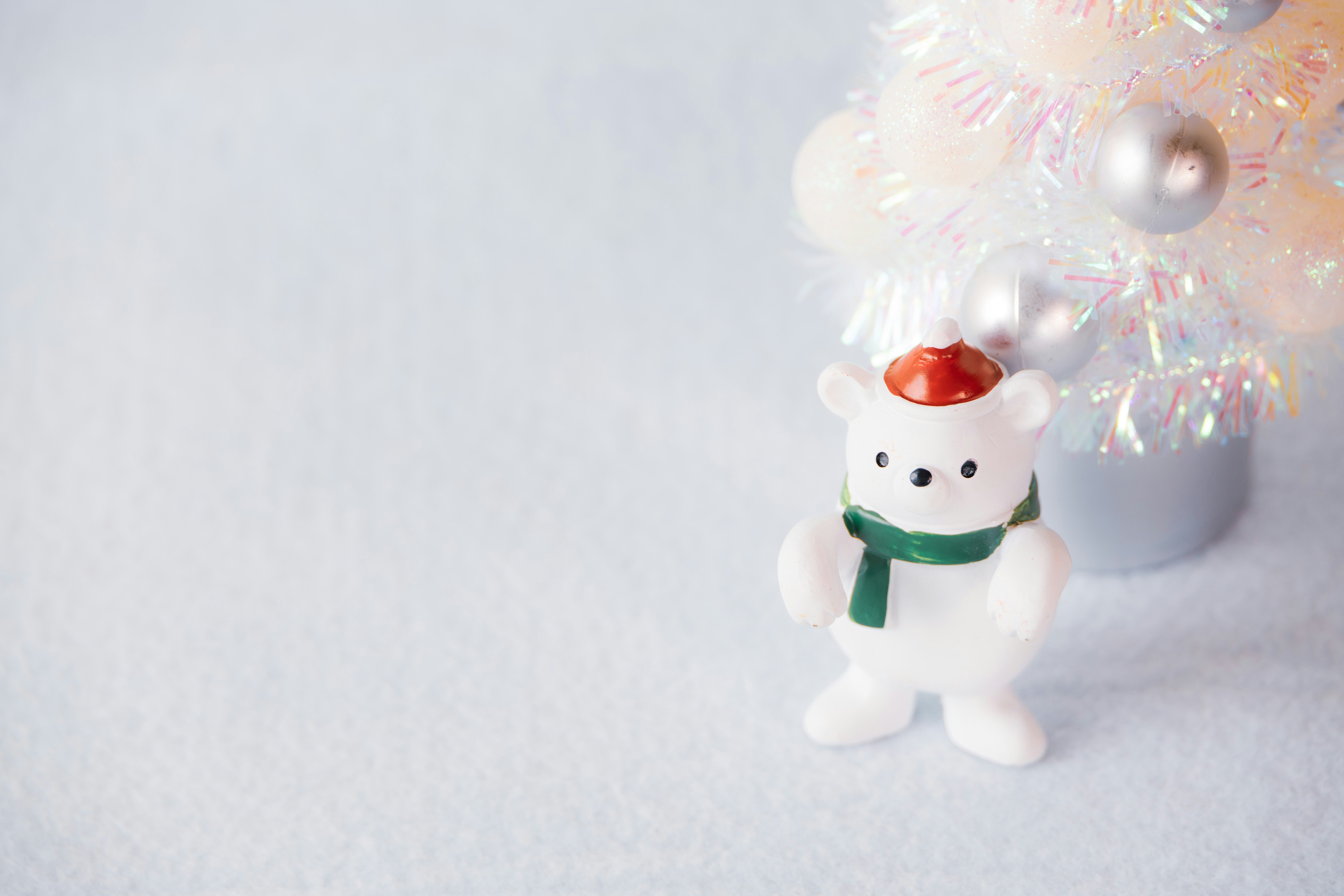 雪地上的白色雪人造型摆件与圣诞装饰的安静室内场景