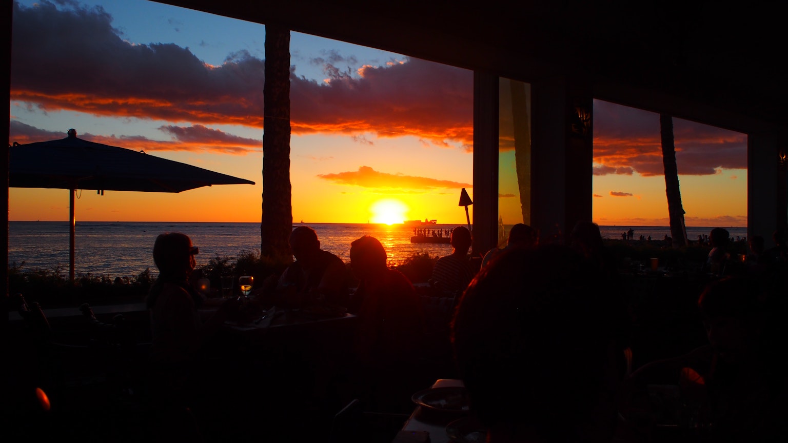 Persone che godono di una bella vista del tramonto sull'oceano