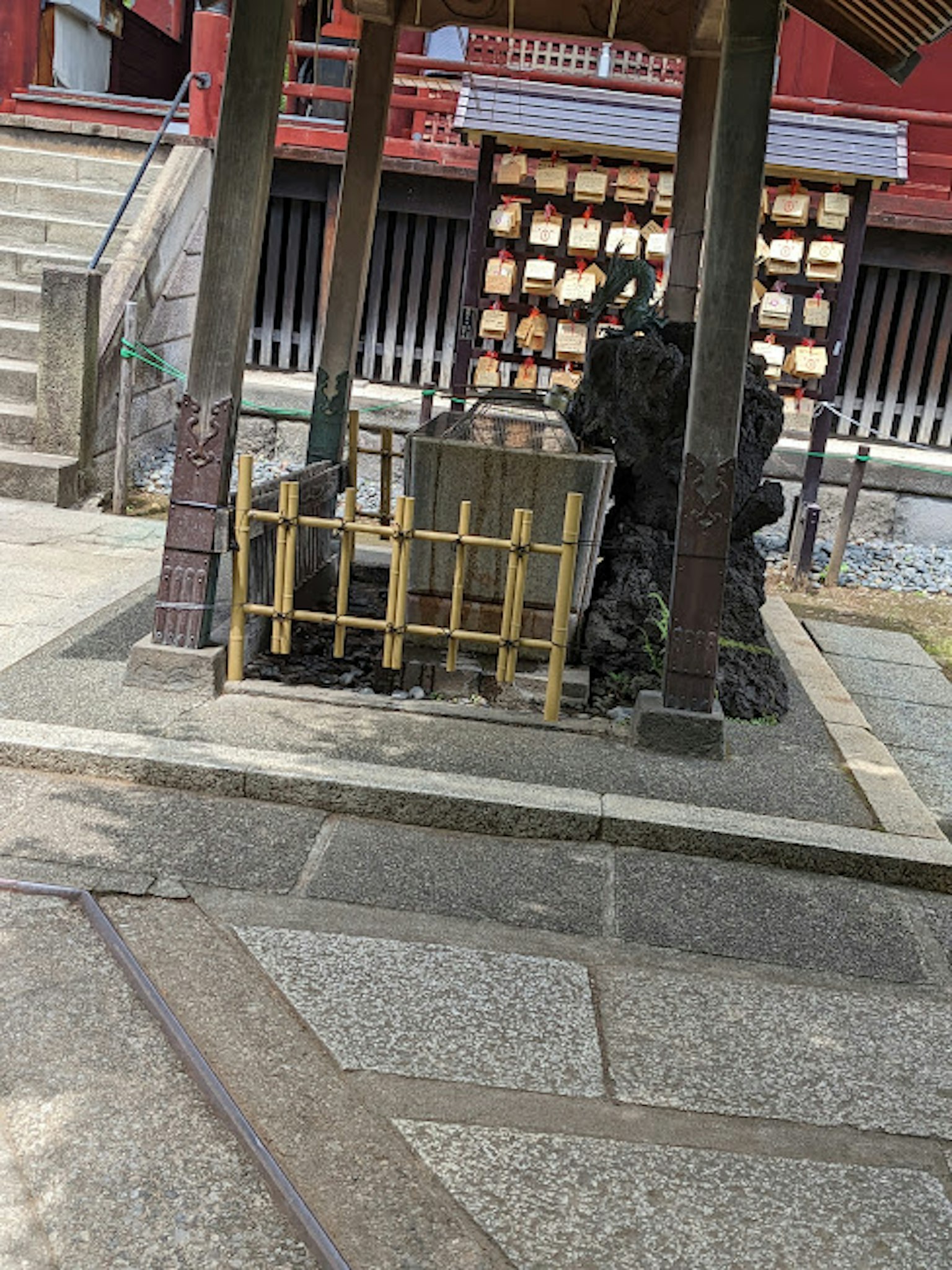 신사의 물이 있는 곳과 대나무 울타리가 있는 고요한 풍경