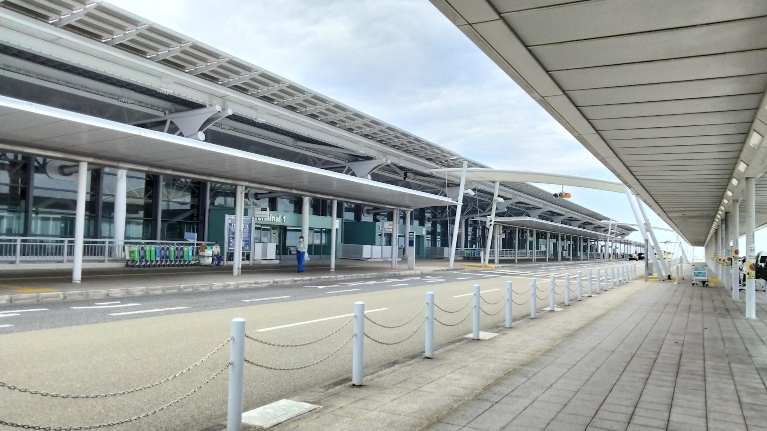 Bâtiment de terminal d'aéroport large avec une passerelle vide