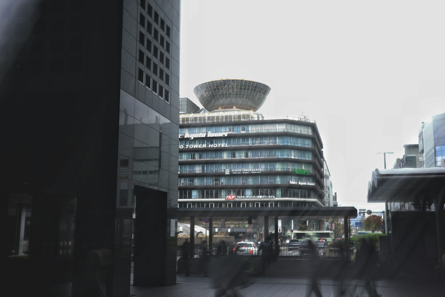 Bangunan modern di antara gedung pencakar langit dengan pejalan kaki