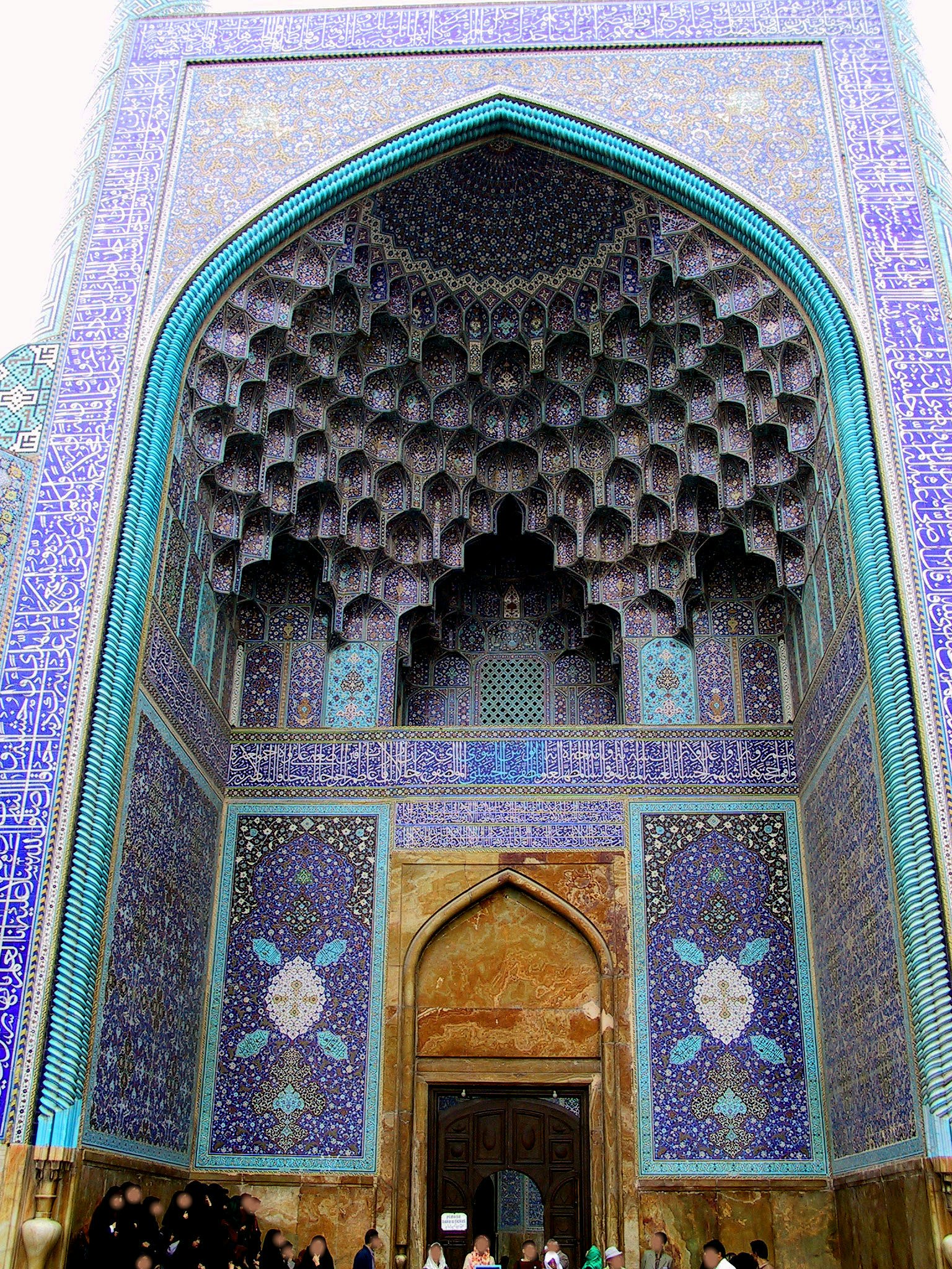 Hermosa entrada adornada con azulejos azules y patrones geométricos en el techo