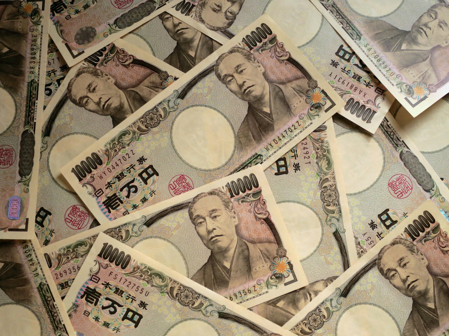 Una pila di banconote da 10000 yen giapponesi sovrapposte
