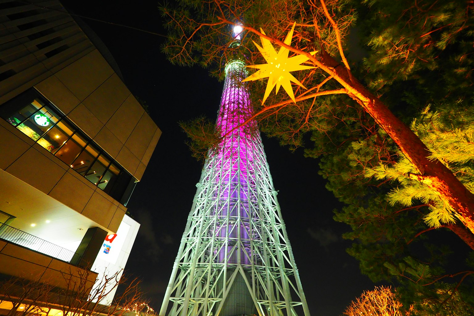 Tokyo Skytree illuminé la nuit avec des lumières colorées
