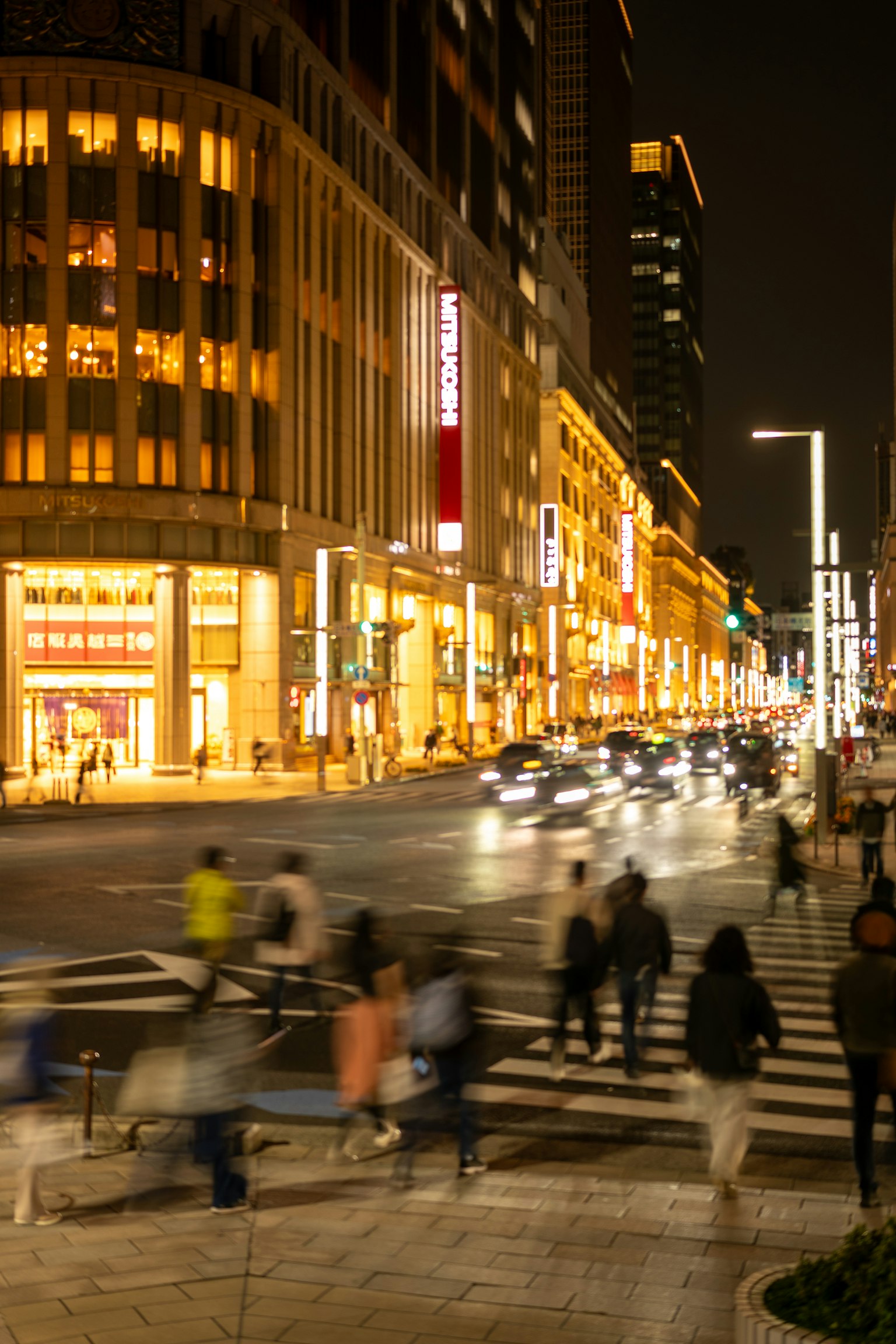 Người đi bộ trên đường phố thành phố vào ban đêm với cửa hàng sáng đèn