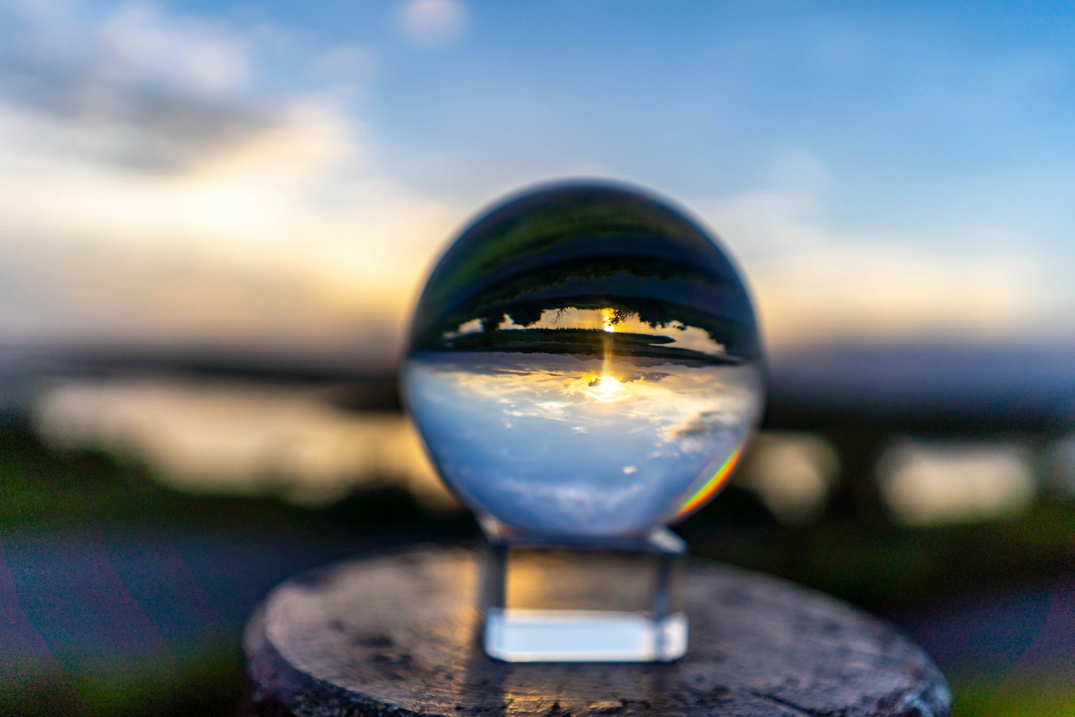 水面上反射日落和天空的水晶球