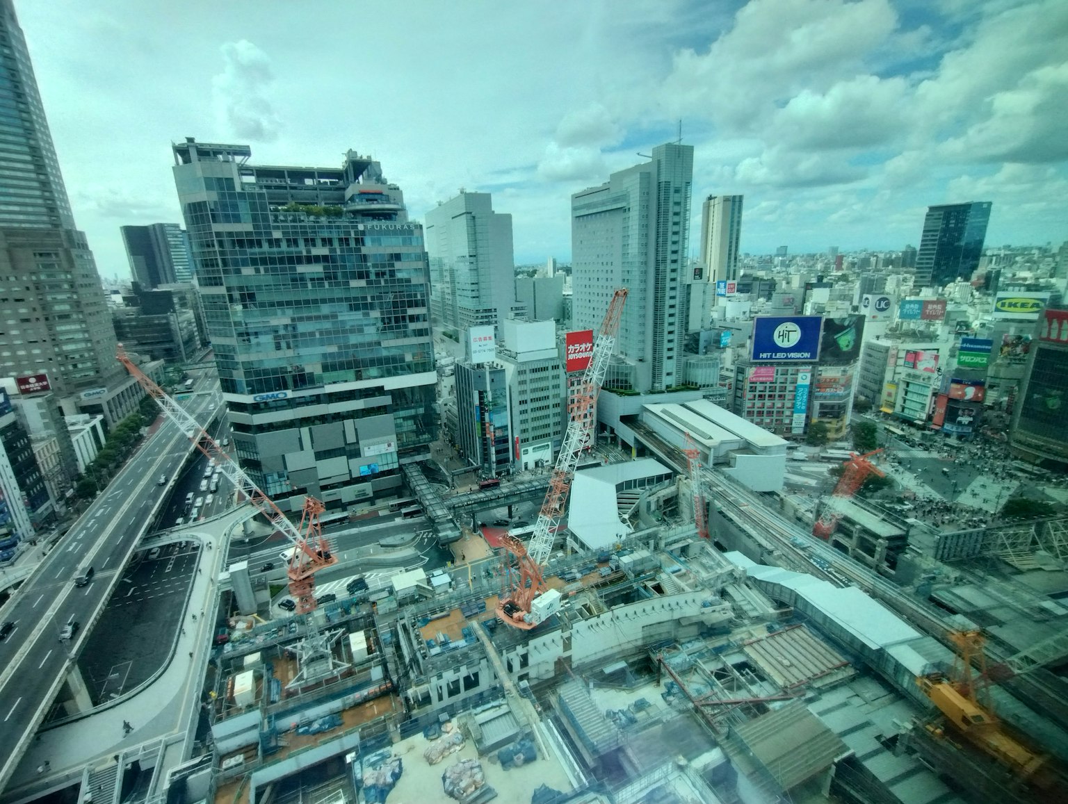 Skyline urbaine de Tokyo avec des immeubles de grande hauteur et un transport animé