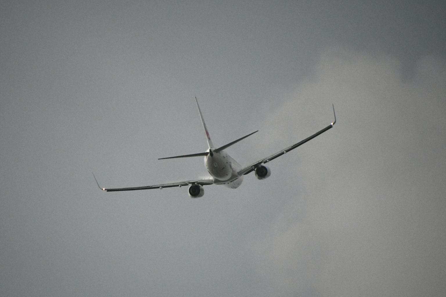 Avion volant dans un ciel nuageux