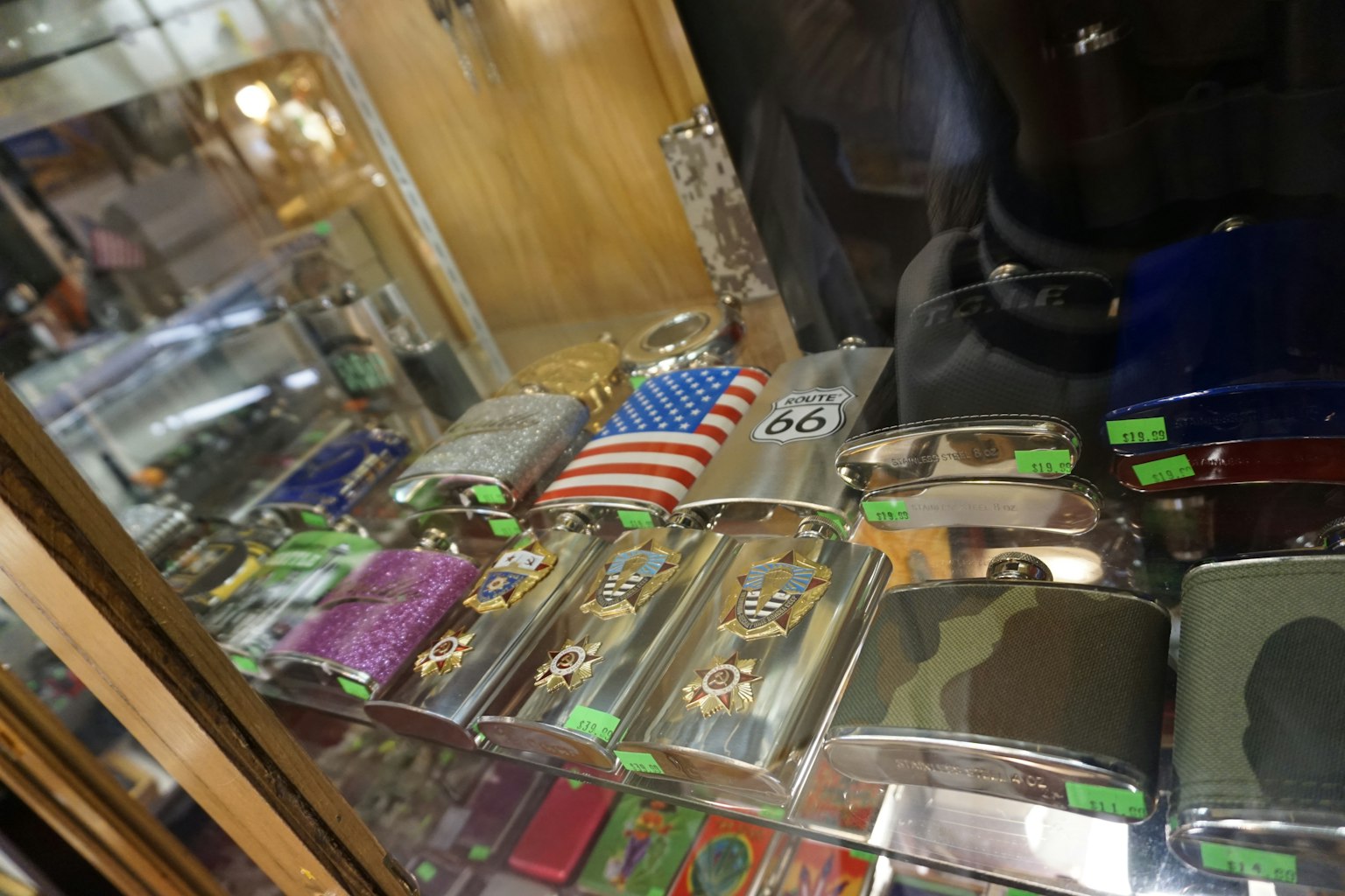 玻璃柜中展示的各种设计的打火机和酒瓶