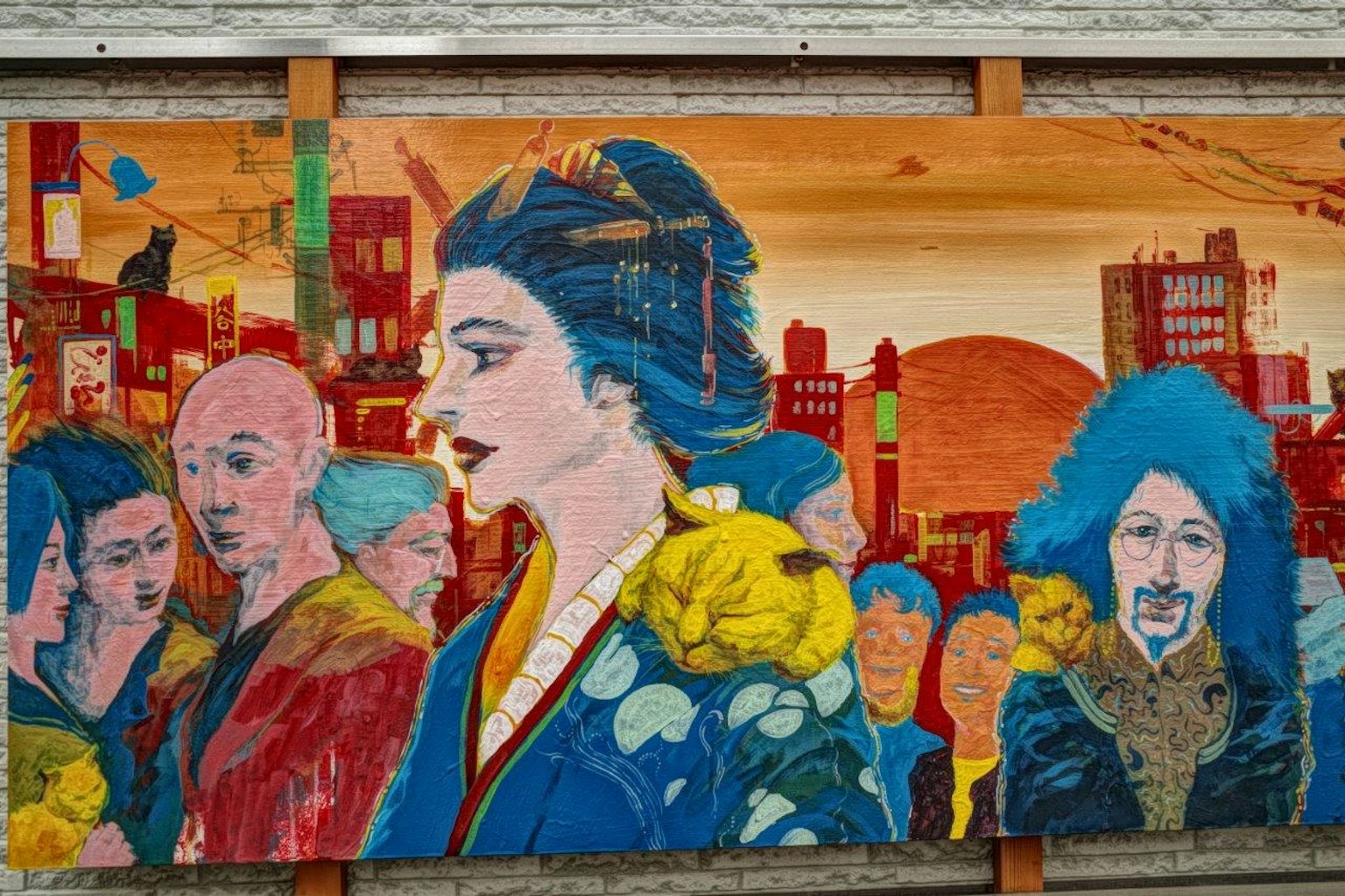 カラフルな壁画に描かれた女性と人々の群れ 背景には都市のシルエット