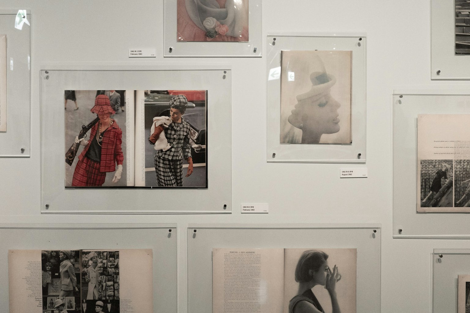 Arte de collage con fotografías en blanco y negro y a color exhibidas en una pared
