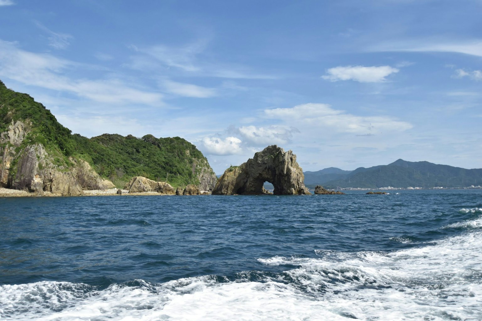 蓝色海洋与大型岩石拱门的风景