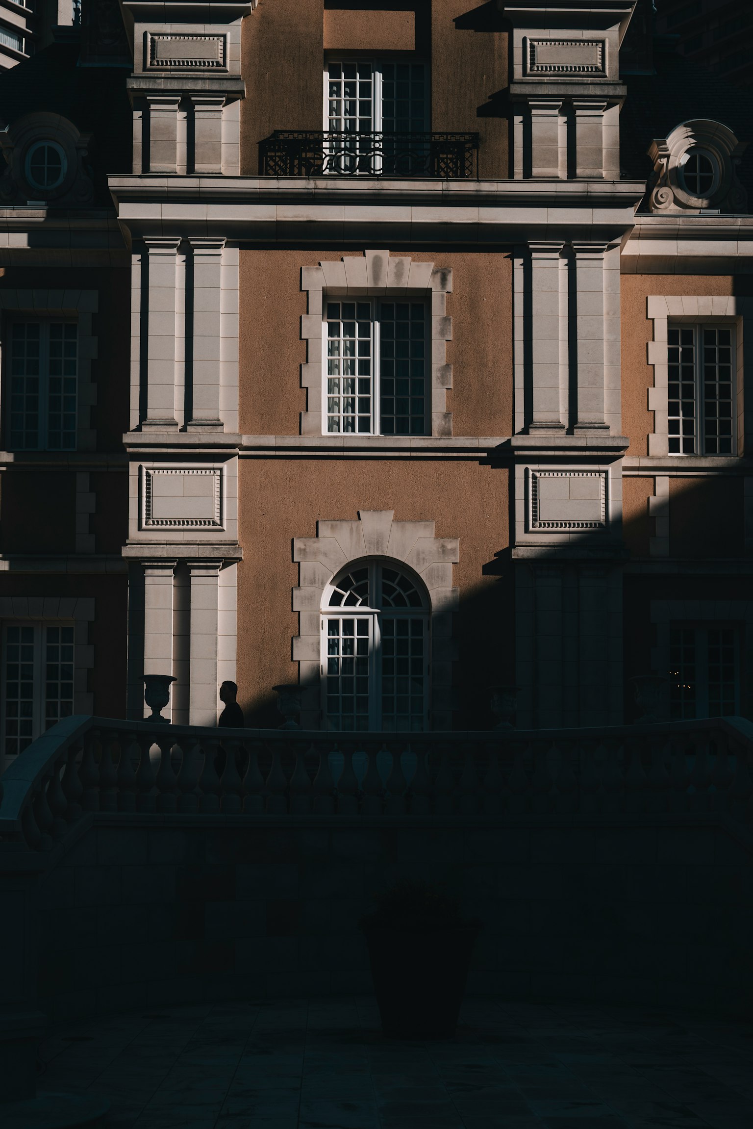 Facciata di edificio classico con ombre e finestre