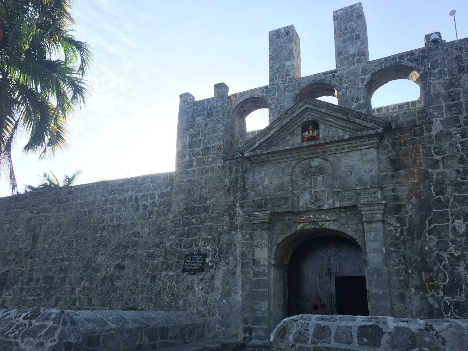 Esterno di una fortezza in pietra storica con ingresso ad arco
